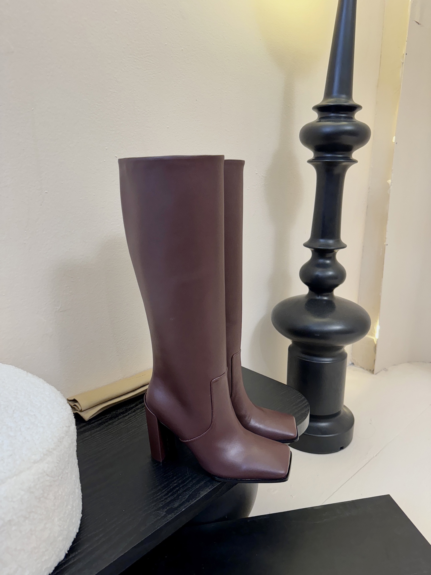 2025秋冬新款 ALAIA阿莱亚 极简风时髦精侧拉链粗跟方头高跟长靴时尚达人都在寻觅一双能兼顾舒适与风