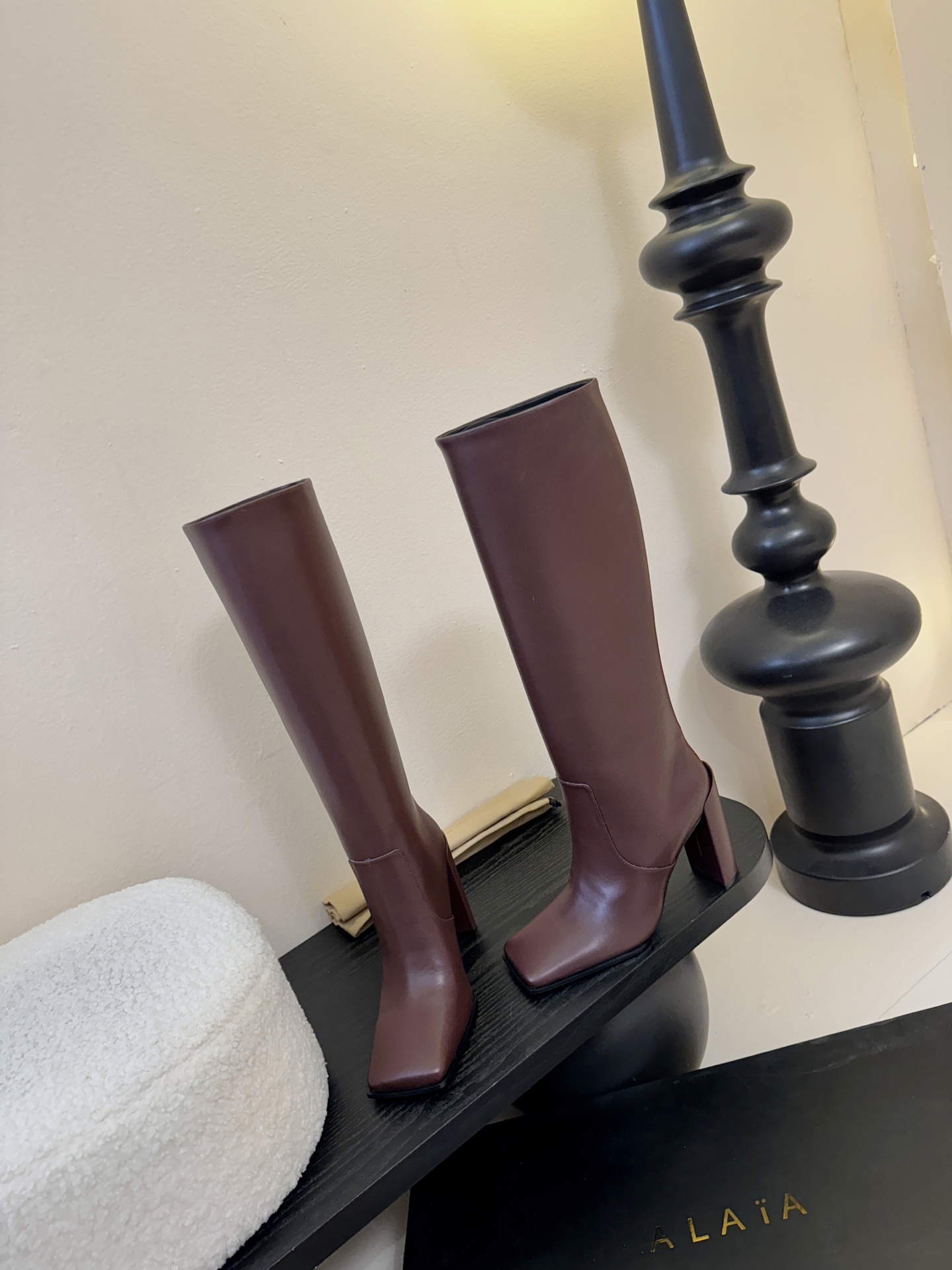 2025秋冬新款 ALAIA阿莱亚 极简风时髦精侧拉链粗跟方头高跟长靴时尚达人都在寻觅一双能兼顾舒适与风