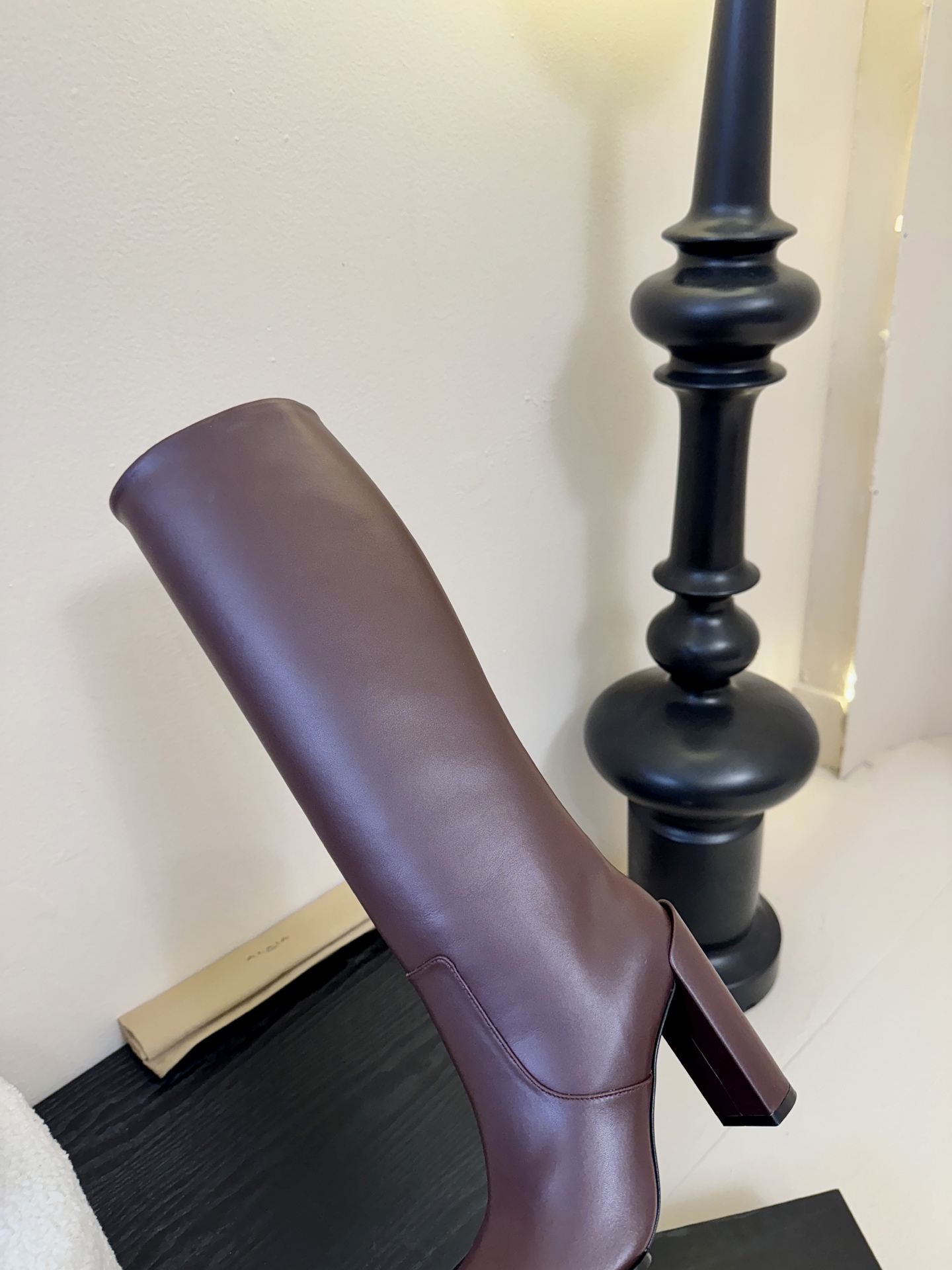 2025秋冬新款 ALAIA阿莱亚 极简风时髦精侧拉链粗跟方头高跟长靴时尚达人都在寻觅一双能兼顾舒适与风