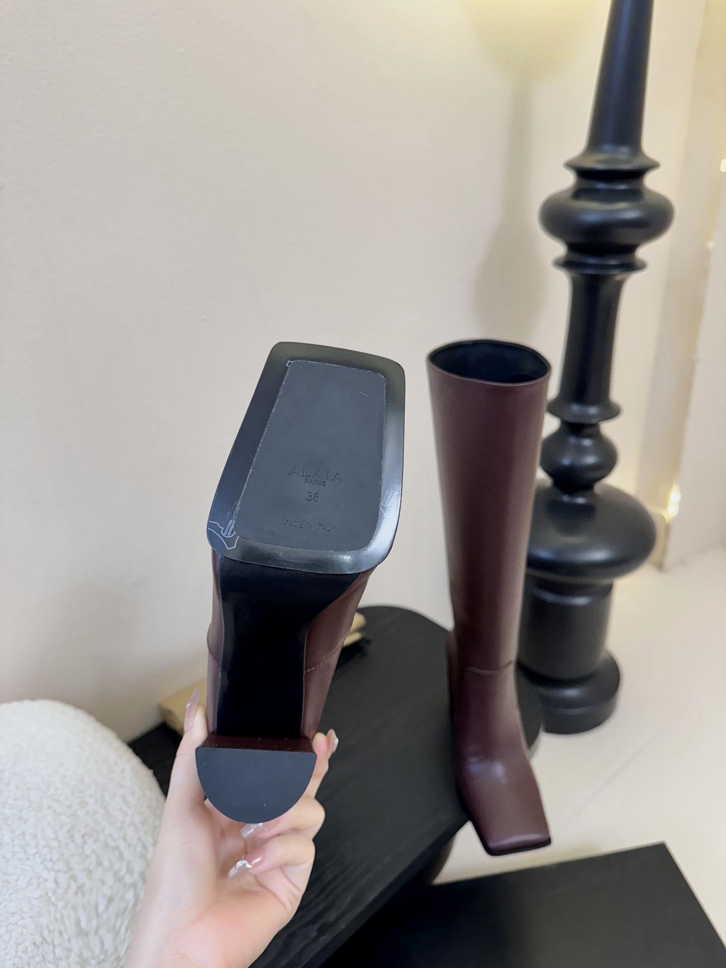 2025秋冬新款 ALAIA阿莱亚 极简风时髦精侧拉链粗跟方头高跟长靴时尚达人都在寻觅一双能兼顾舒适与风