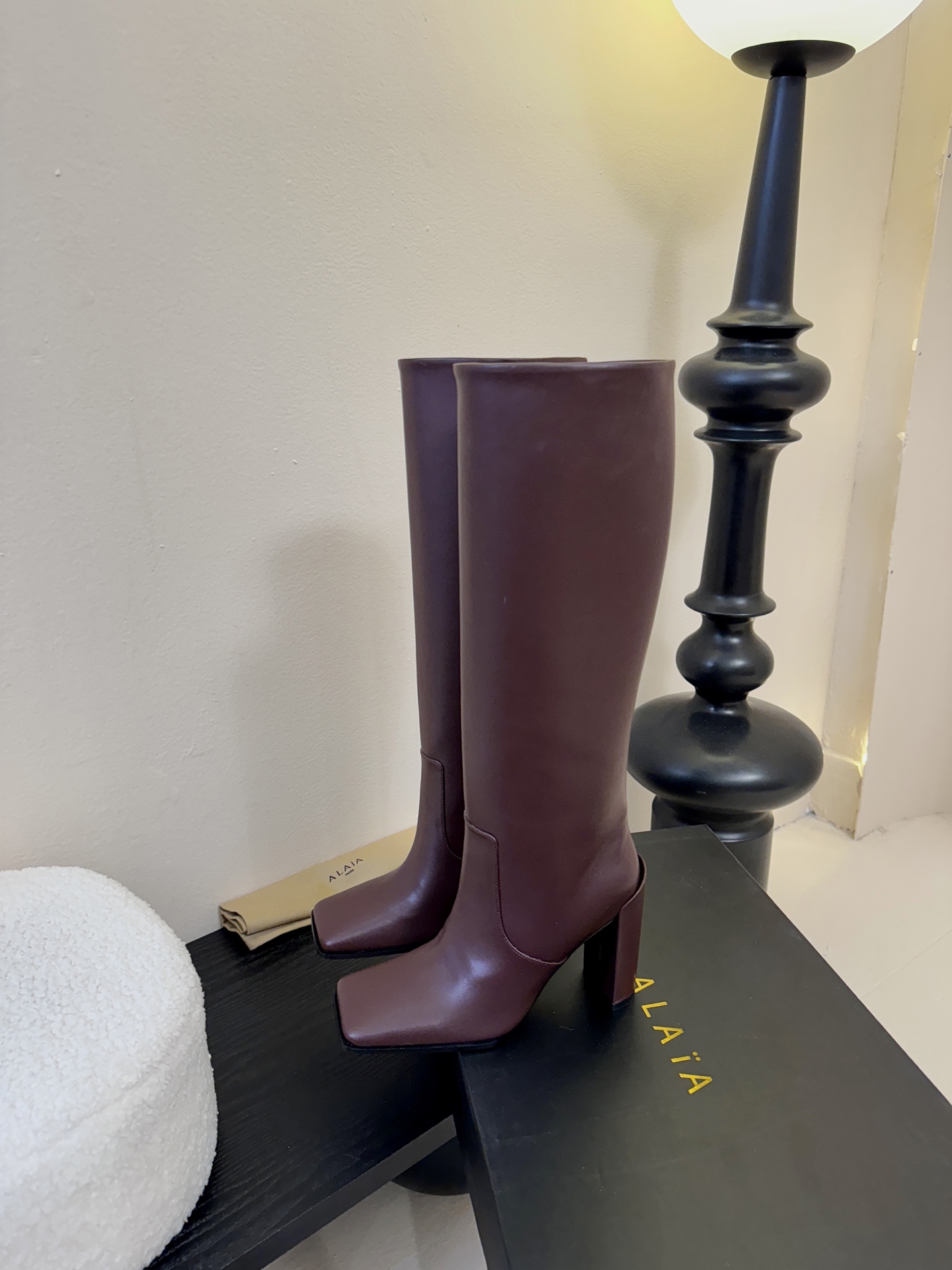 2025秋冬新款 ALAIA阿莱亚 极简风时髦精侧拉链粗跟方头高跟长靴时尚达人都在寻觅一双能兼顾舒适与风