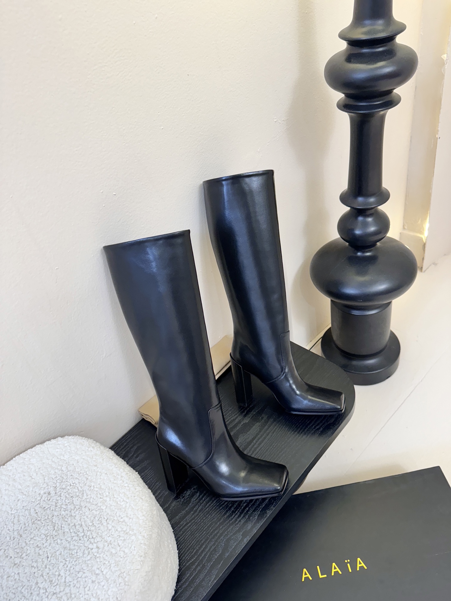 2025秋冬新款 ALAIA阿莱亚 极简风时髦精侧拉链粗跟方头高跟长靴时尚达人都在寻觅一双能兼顾舒适与风
