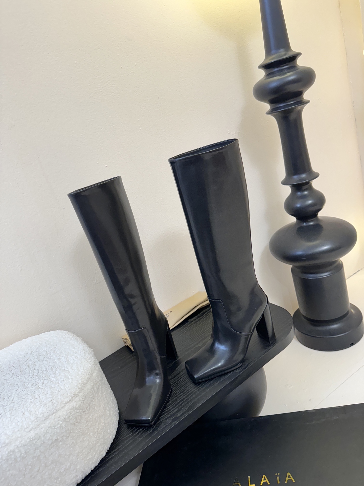 2025秋冬新款 ALAIA阿莱亚 极简风时髦精侧拉链粗跟方头高跟长靴时尚达人都在寻觅一双能兼顾舒适与风