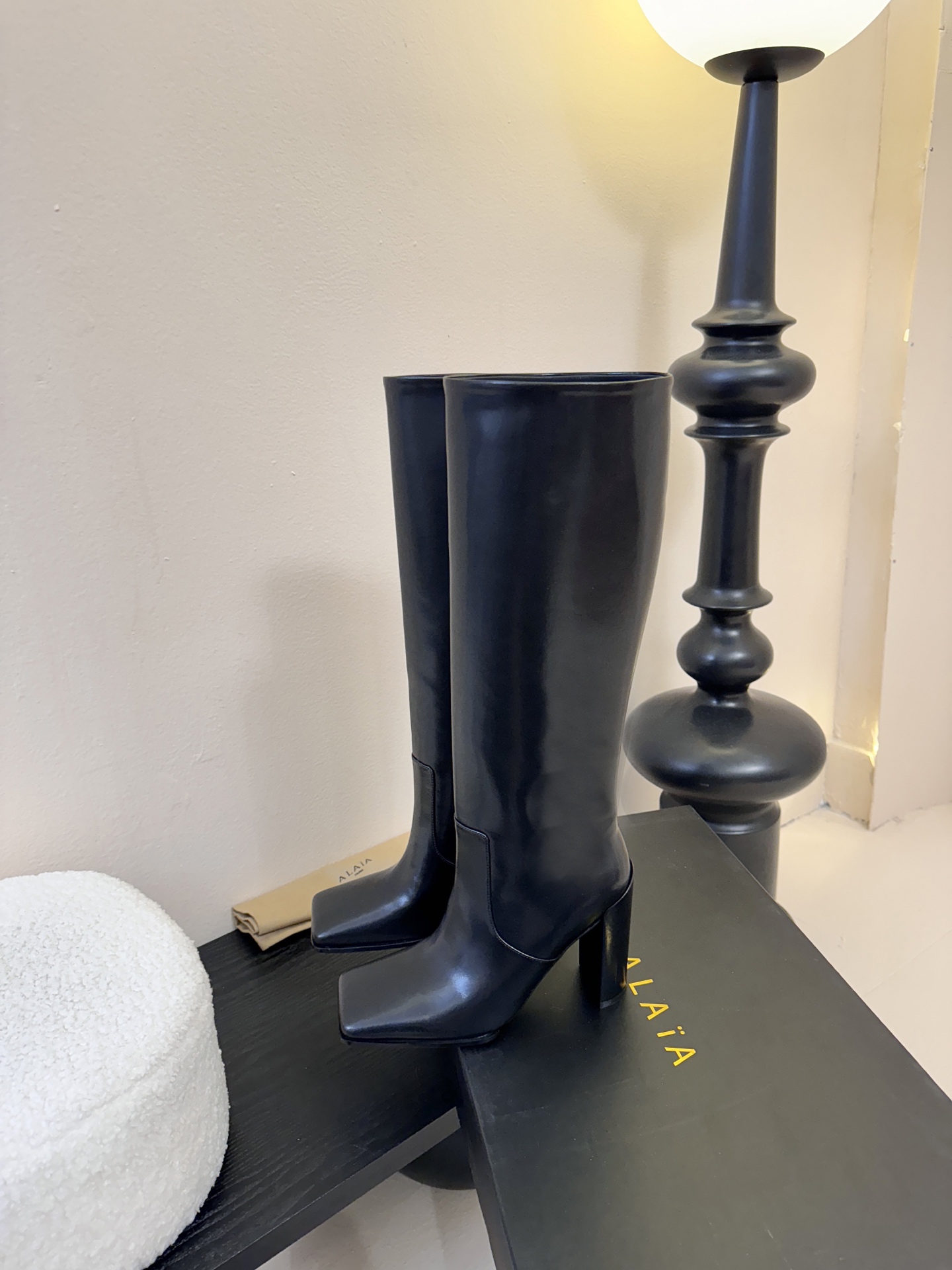 2025秋冬新款 ALAIA阿莱亚 极简风时髦精侧拉链粗跟方头高跟长靴时尚达人都在寻觅一双能兼顾舒适与风