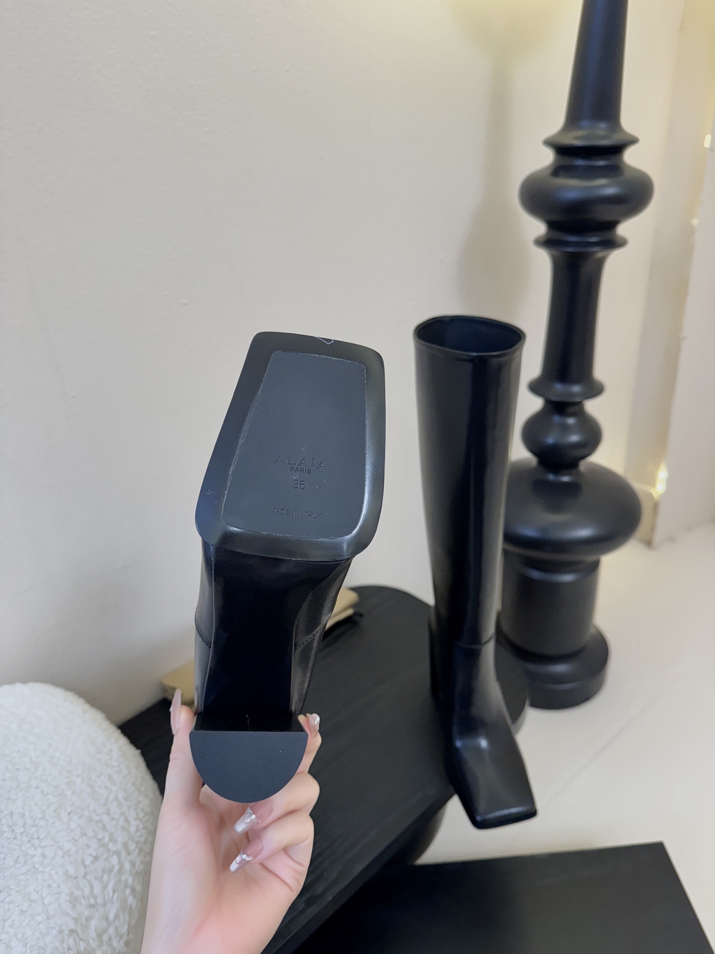 2025秋冬新款 ALAIA阿莱亚 极简风时髦精侧拉链粗跟方头高跟长靴时尚达人都在寻觅一双能兼顾舒适与风