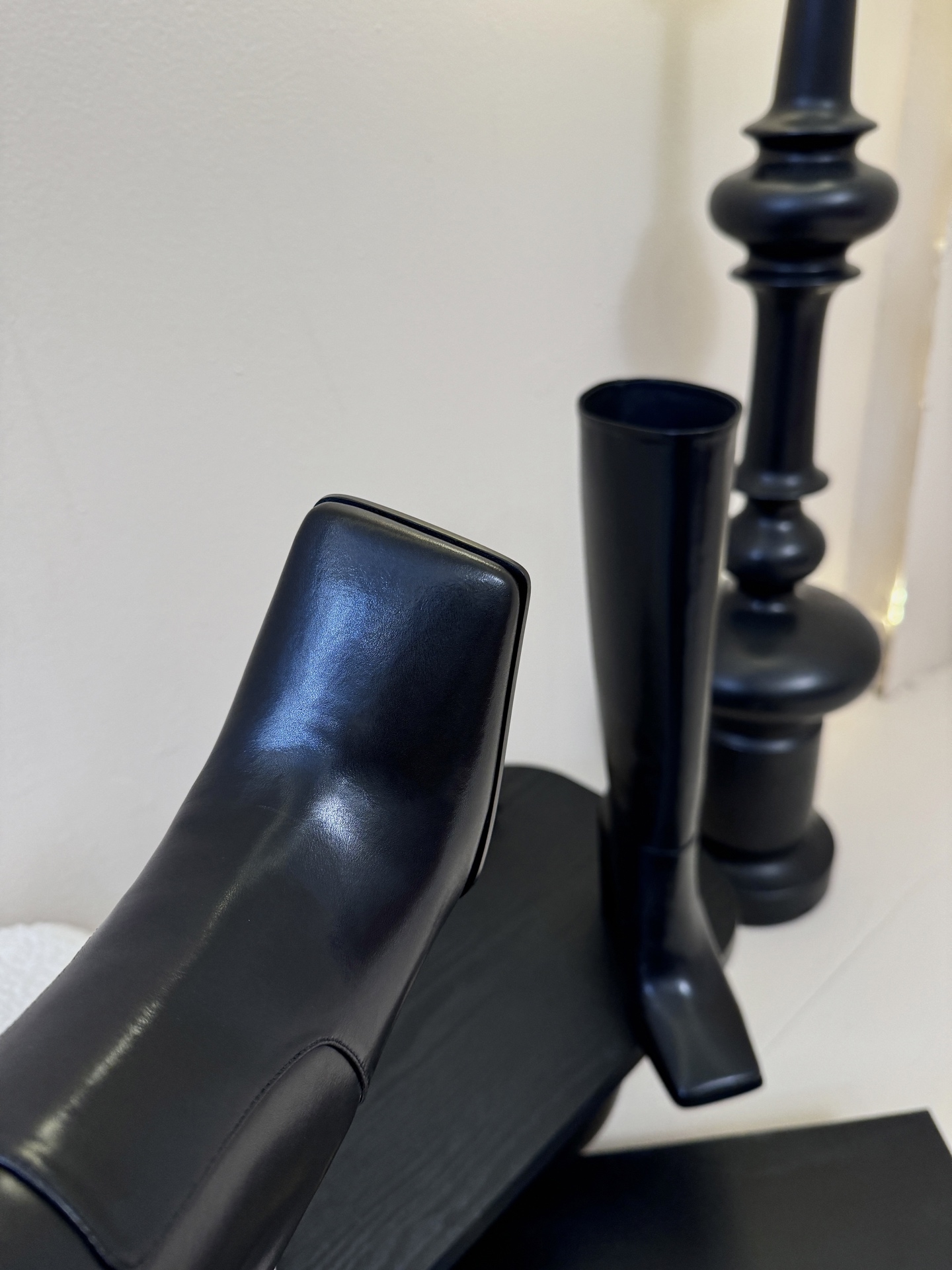 2025秋冬新款 ALAIA阿莱亚 极简风时髦精侧拉链粗跟方头高跟长靴时尚达人都在寻觅一双能兼顾舒适与风