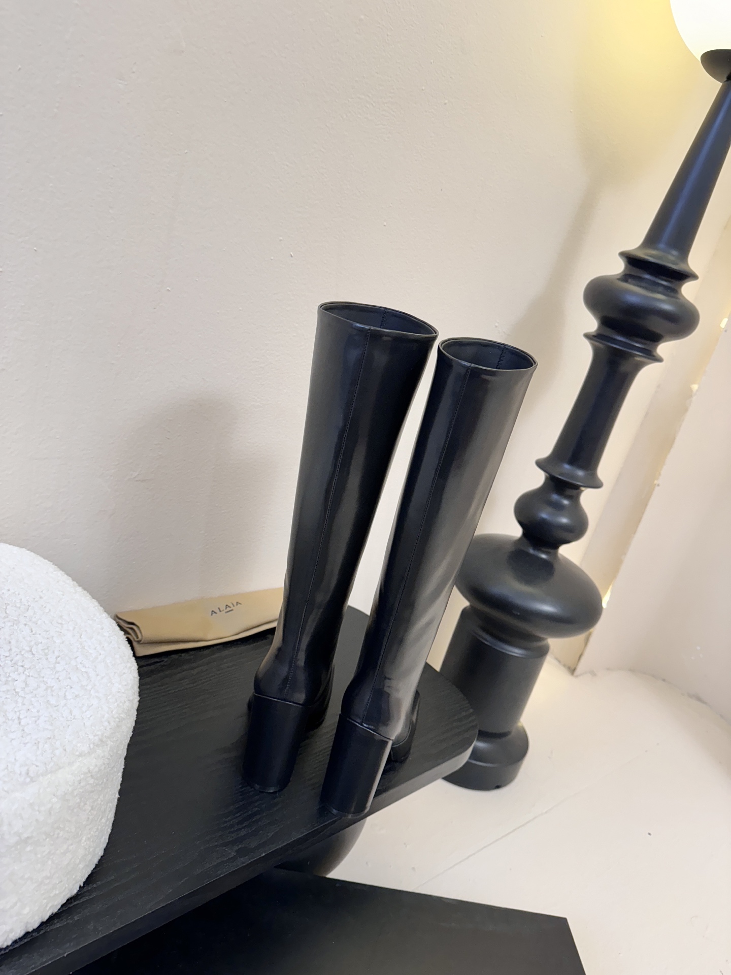 2025秋冬新款 ALAIA阿莱亚 极简风时髦精侧拉链粗跟方头高跟长靴时尚达人都在寻觅一双能兼顾舒适与风