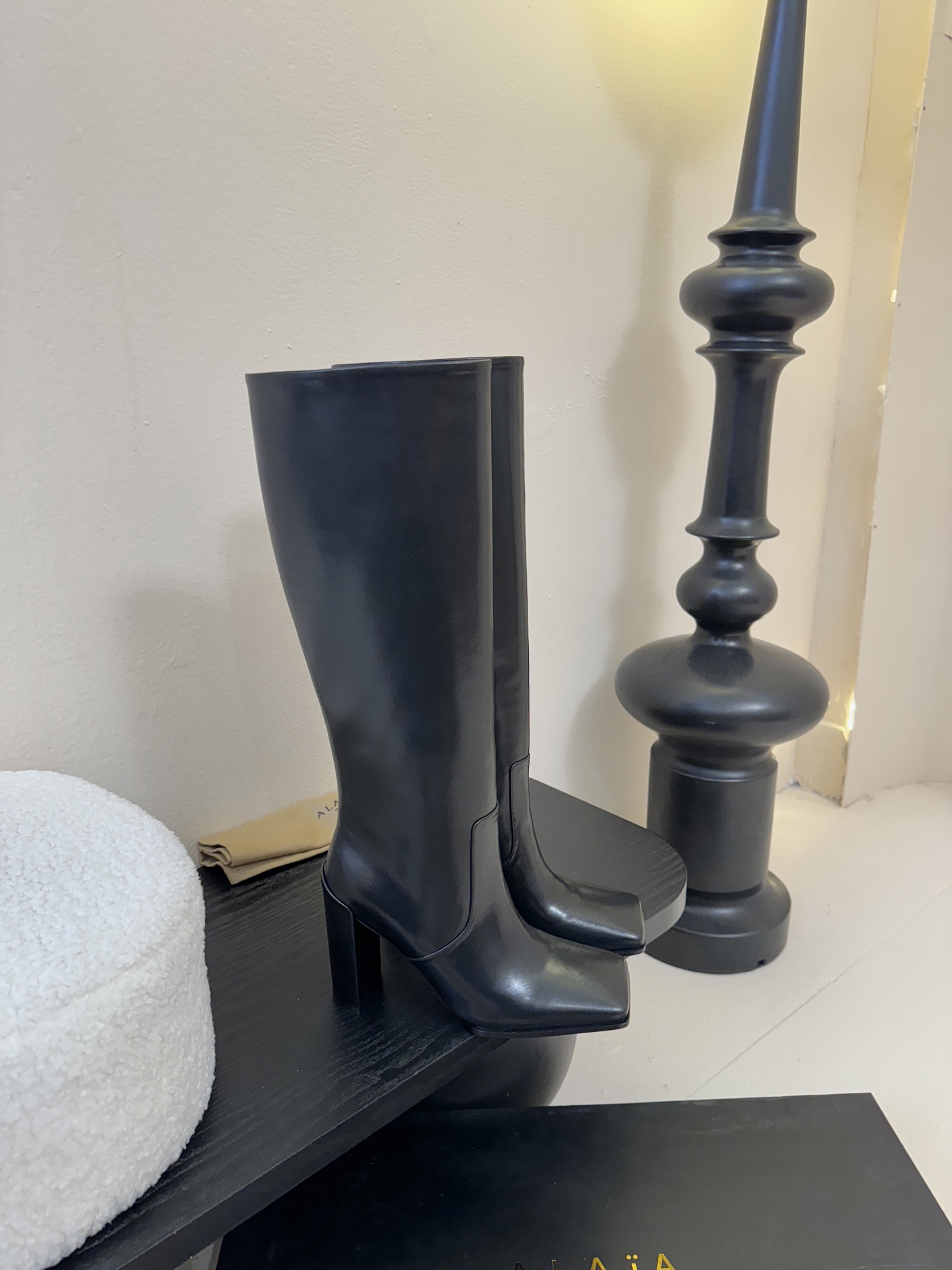 2025秋冬新款 ALAIA阿莱亚 极简风时髦精侧拉链粗跟方头高跟长靴时尚达人都在寻觅一双能兼顾舒适与风