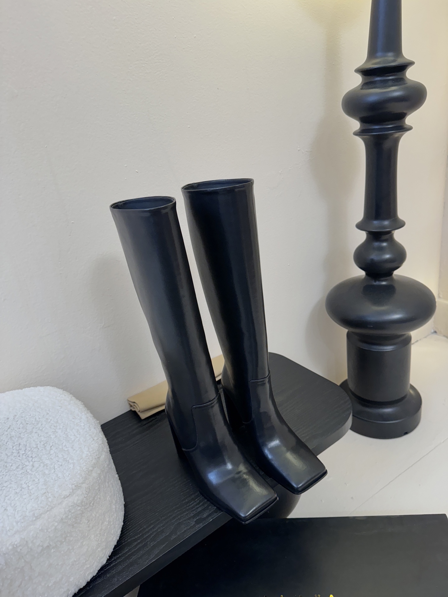 NO:559118,2025 Autumn and Winter New Style ALAIA Minimalist and fashionable side zipper thick heel square toe high heel boots Fashionistas are looking for a pair of short boots that can combine comfort and style, and this pair is undoubtedly the best answer for this season!  The classic square toe design breaks the tightness of the traditional last shape and gives the toes room to stretch freely, adding a touch of toughness and sophistication to the overall look. Whether worn with skirts or trousers, it can easily enhance the fashion. The thick heel design is a stroke of genius. The height is just right. It not only adds a sense of straightness to the body, but also ensures stability and comfort when walking. Even if worn for a long time, it is not easy to get tired. Whether you are walking through the bustling urban streets or rushing to important business occasions, it can become your most effective fashion partner.  In terms of dressing, these short boots can be called a 'universal match'. Paired with simple straight jeans, it is a casual American style. Combined with a knitted dress, it is a gentle and elegant French style. It can easily handle various occasions and become the finishing touch of autumn and winter wear. The upper is cowhide, the lining is cowhide, and the sole is Italian genuine leather.   Size 35-39 (40.41 custom-made, non-refundable), boots, alaia, boots, skirts, jeans, cowhide, Leather soles198609092025秋冬新款 ALAIA阿莱亚 极简风时髦精侧拉链粗跟方头高跟长靴 时尚达人都在寻觅一双能兼顾舒适与风格的短靴 而这双无疑是这个季节的最佳答案！ 经典方头设计打破传统楦型的局促 给予脚趾自由舒展的空间,为整体造型增添了一抹硬朗与精致 无论搭配裙装还是裤装 都能轻松提升时尚度 .粗跟的设计堪称神来之笔 高度恰到好处 既为身姿增添挺拔感 又确保行走时的稳健与舒适,即使长时间穿着也不易疲惫 无论是穿梭在熙熙攘攘的都市街道 还是奔赴重要的商务场合 它都能成为你最得力的时尚伙伴 在穿搭上 这双短靴堪称“万能搭子” 搭配简约的直筒牛仔裤 就是休闲的美式风格 与针织连衣裙组合 则是温柔优雅的法式风情 轻松驾驭各种场合 成为秋冬穿搭的点睛之笔. 鞋面牛皮 内里垫脚牛皮 鞋底意大利真皮大底 码数35-39（40.41定做不退换）,靴子,alaia,boots,skirts,jeans,cowhide,Leather soles,Women's Shoes