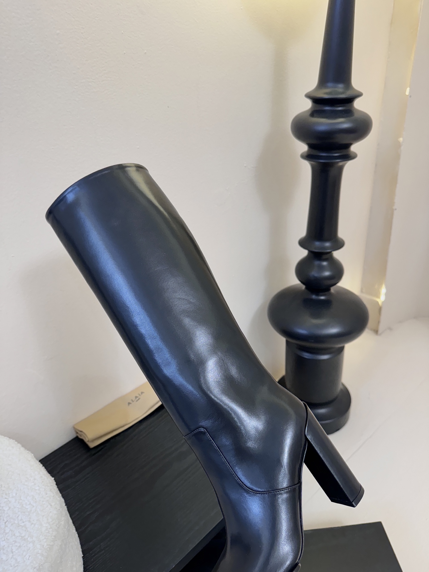 2025秋冬新款 ALAIA阿莱亚 极简风时髦精侧拉链粗跟方头高跟长靴时尚达人都在寻觅一双能兼顾舒适与风