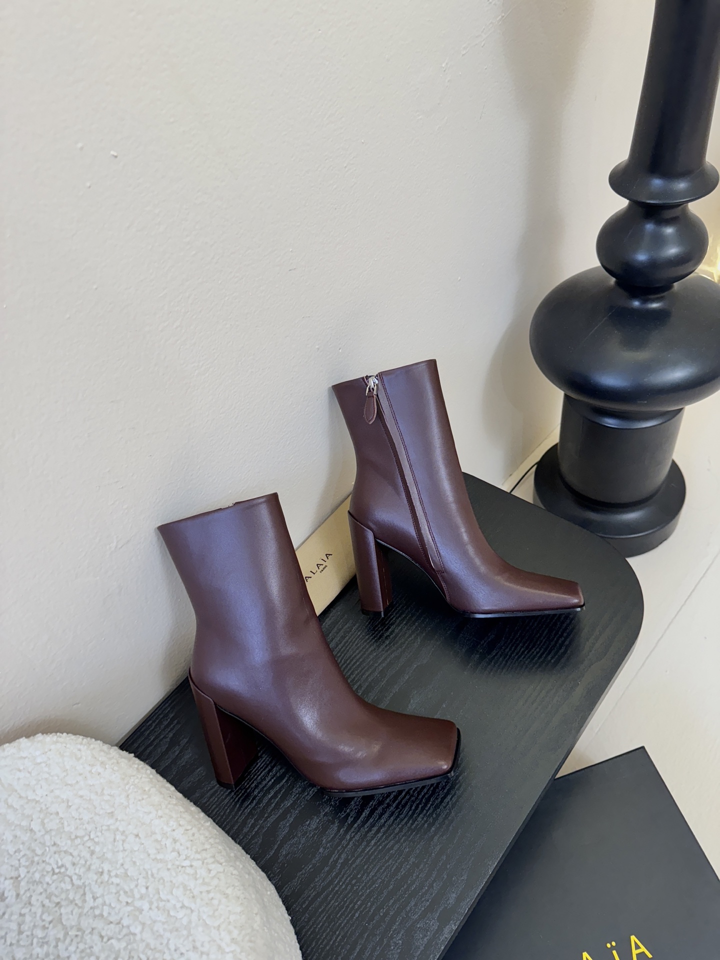 2025秋冬新款 ALAIA阿莱亚 极简风时髦精侧拉链粗跟方头短靴高跟及踝靴.时尚达人都在寻觅一双能兼顾