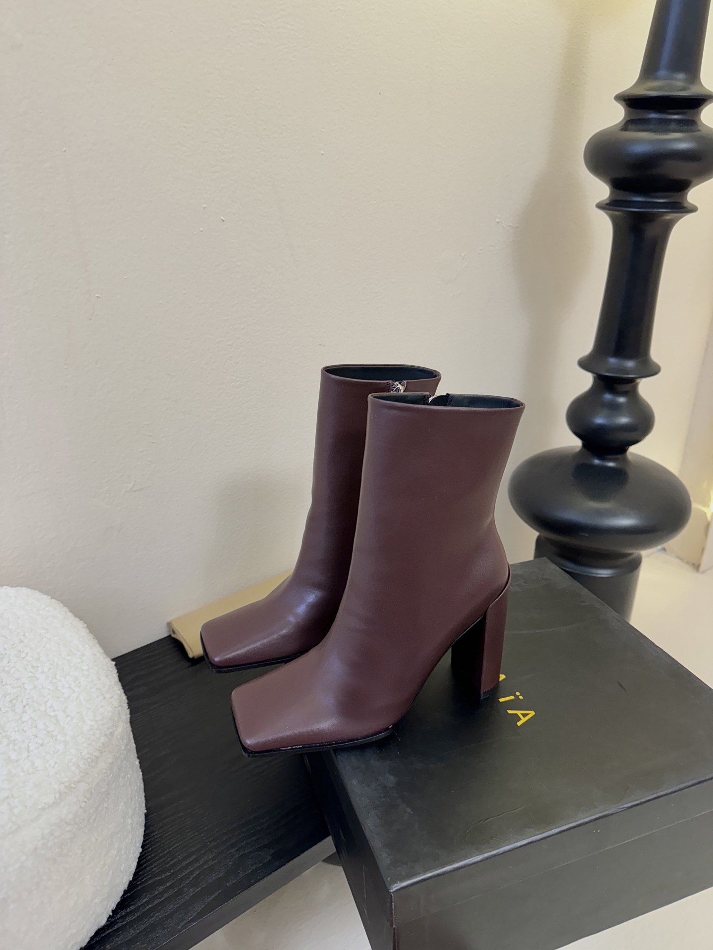 2025秋冬新款 ALAIA阿莱亚 极简风时髦精侧拉链粗跟方头短靴高跟及踝靴.时尚达人都在寻觅一双能兼顾