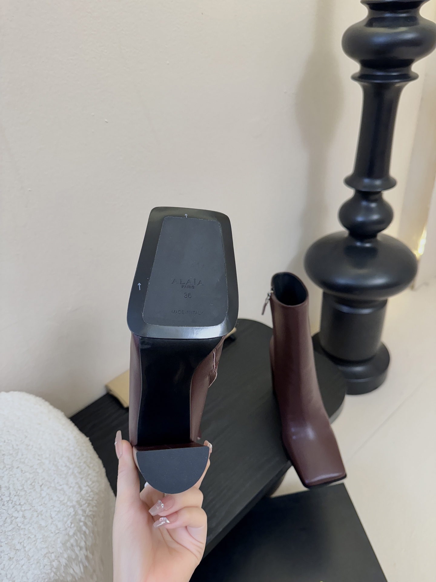 2025秋冬新款 ALAIA阿莱亚 极简风时髦精侧拉链粗跟方头短靴高跟及踝靴.时尚达人都在寻觅一双能兼顾