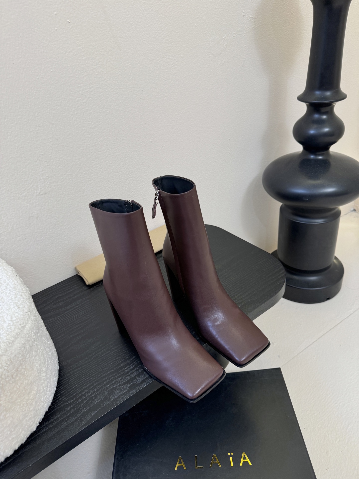 2025秋冬新款 ALAIA阿莱亚 极简风时髦精侧拉链粗跟方头短靴高跟及踝靴.时尚达人都在寻觅一双能兼顾