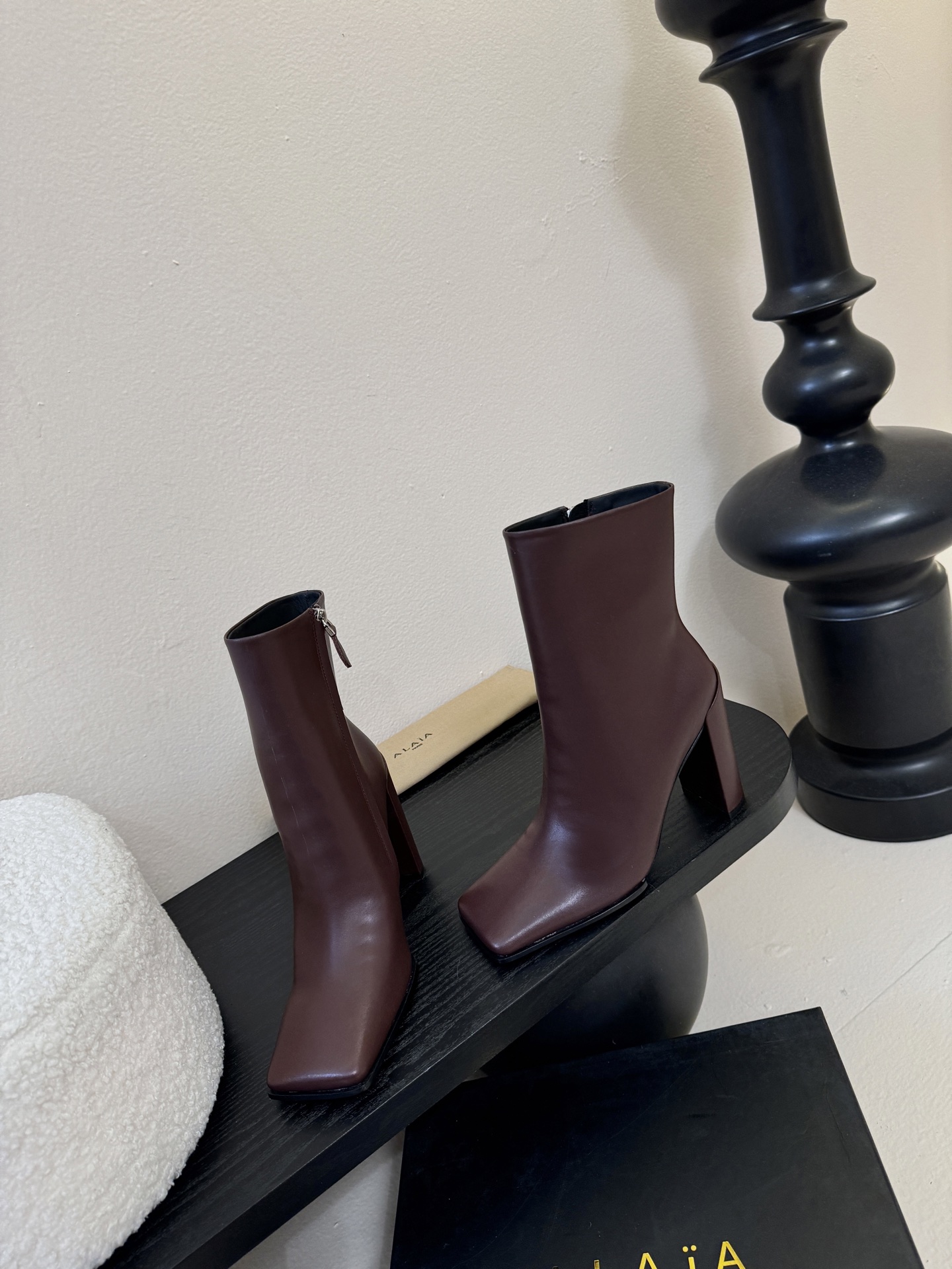2025秋冬新款 ALAIA阿莱亚 极简风时髦精侧拉链粗跟方头短靴高跟及踝靴.时尚达人都在寻觅一双能兼顾