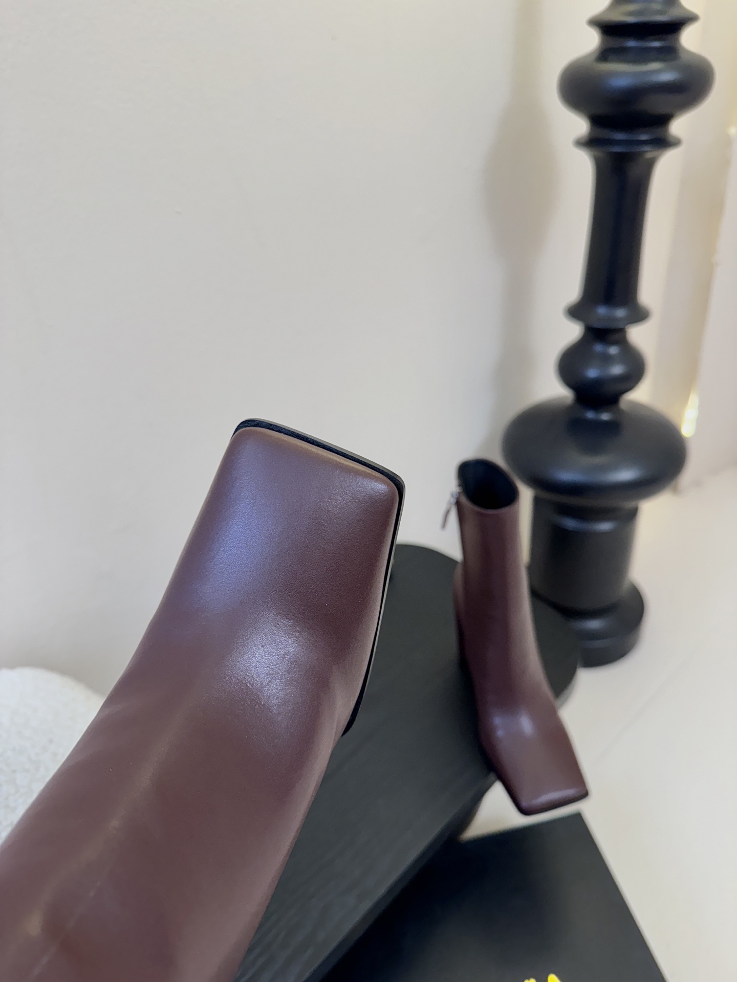 2025秋冬新款 ALAIA阿莱亚 极简风时髦精侧拉链粗跟方头短靴高跟及踝靴.时尚达人都在寻觅一双能兼顾