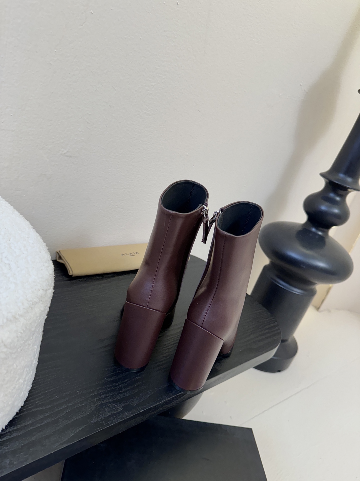 2025秋冬新款 ALAIA阿莱亚 极简风时髦精侧拉链粗跟方头短靴高跟及踝靴.时尚达人都在寻觅一双能兼顾
