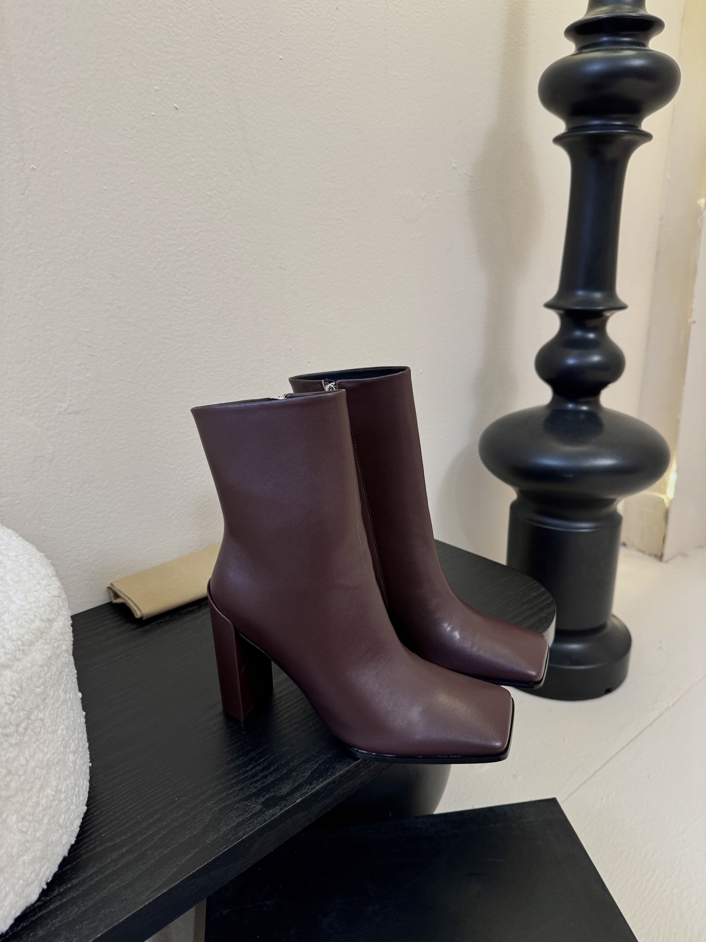 2025秋冬新款 ALAIA阿莱亚 极简风时髦精侧拉链粗跟方头短靴高跟及踝靴.时尚达人都在寻觅一双能兼顾