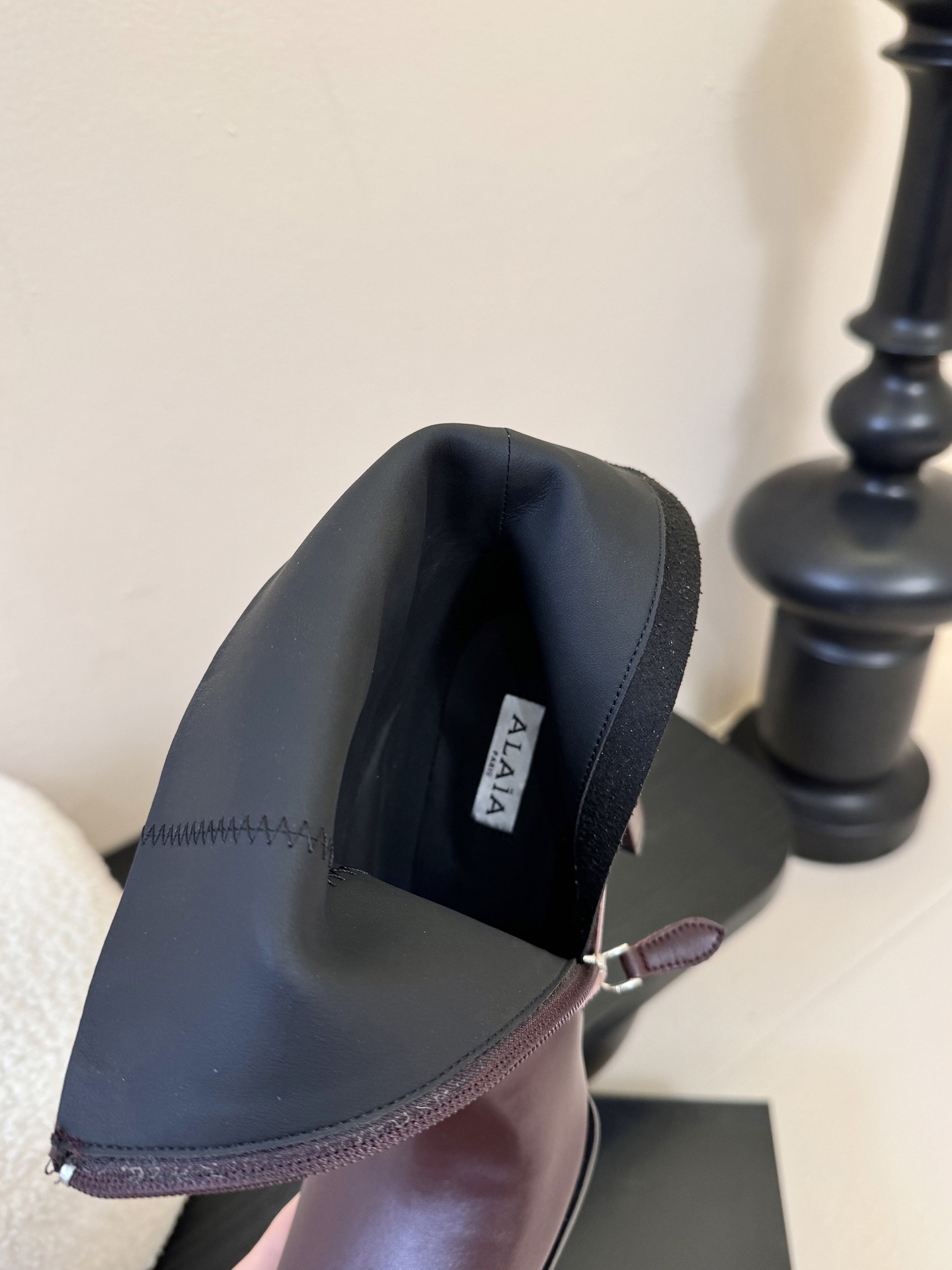 2025秋冬新款 ALAIA阿莱亚 极简风时髦精侧拉链粗跟方头短靴高跟及踝靴.时尚达人都在寻觅一双能兼顾