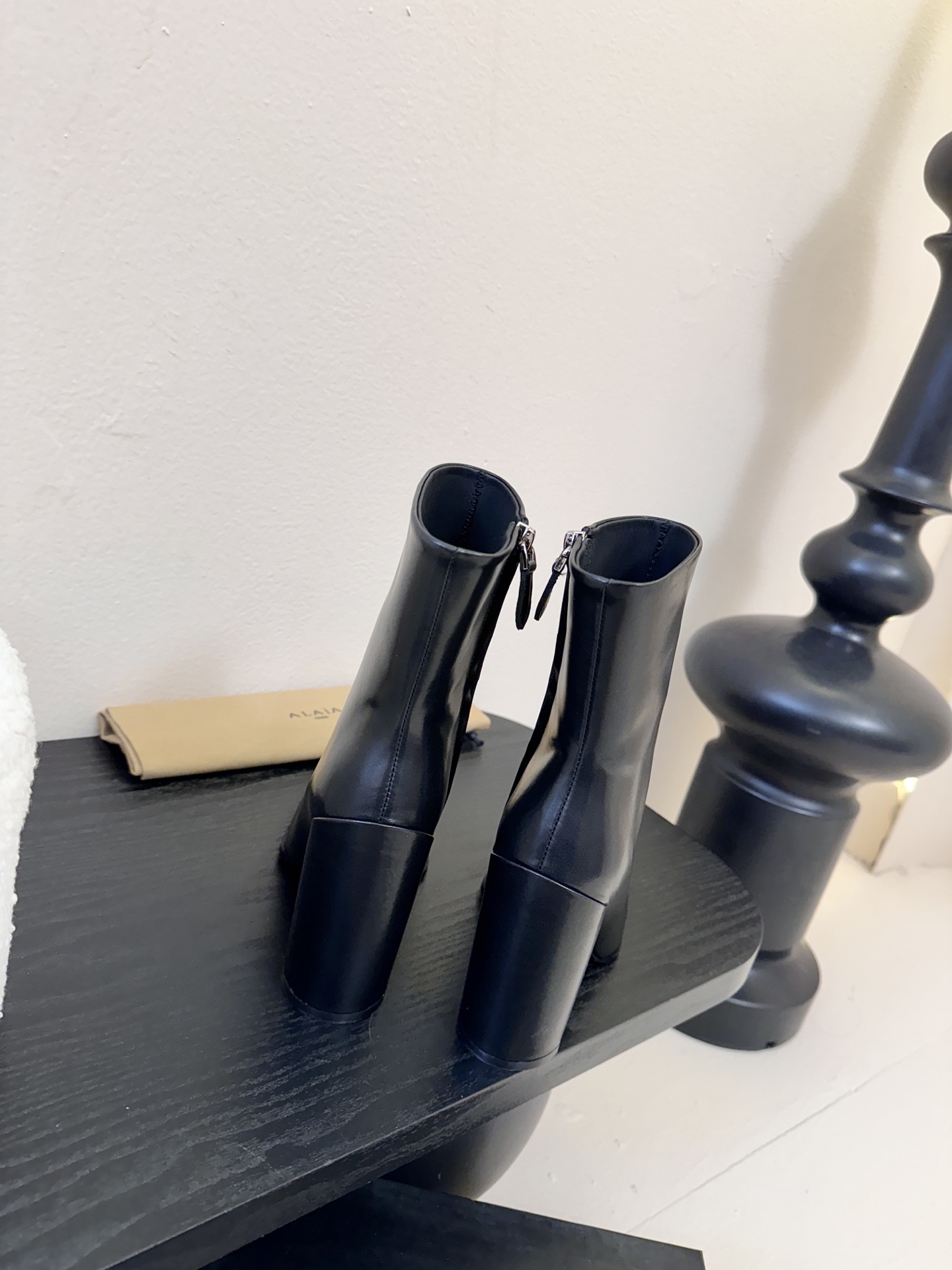 2025秋冬新款 ALAIA阿莱亚 极简风时髦精侧拉链粗跟方头短靴高跟及踝靴.时尚达人都在寻觅一双能兼顾