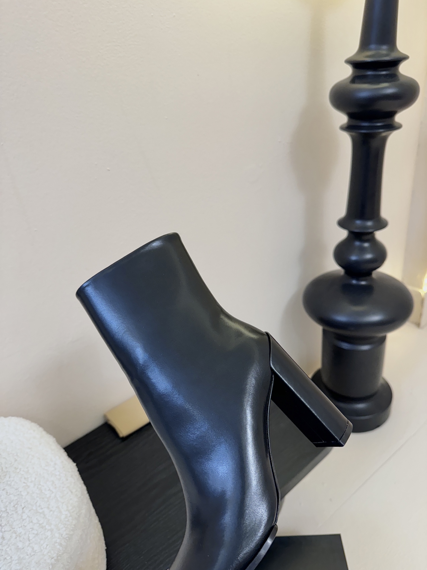 2025秋冬新款 ALAIA阿莱亚 极简风时髦精侧拉链粗跟方头短靴高跟及踝靴.时尚达人都在寻觅一双能兼顾