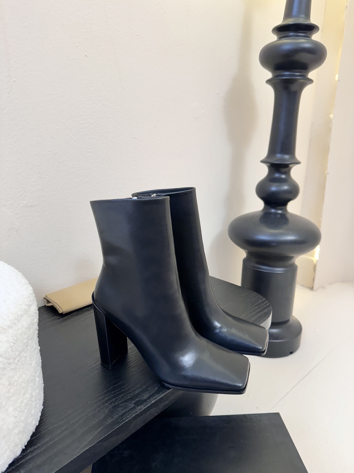 2025秋冬新款 ALAIA阿莱亚 极简风时髦精侧拉链粗跟方头短靴高跟及踝靴.时尚达人都在寻觅一双能兼顾