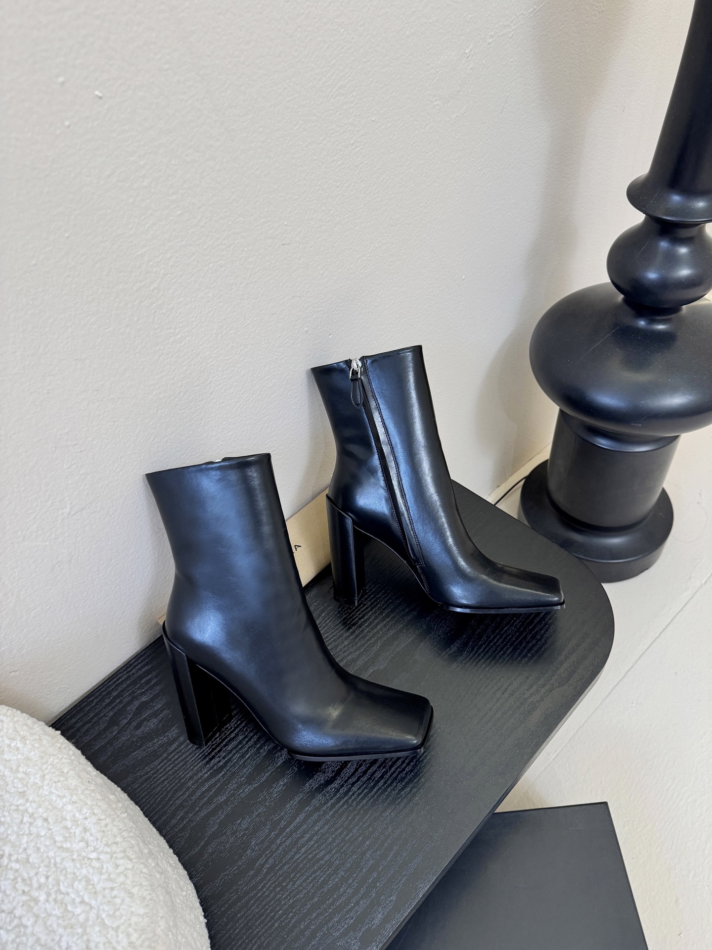 2025秋冬新款 ALAIA阿莱亚 极简风时髦精侧拉链粗跟方头短靴高跟及踝靴.时尚达人都在寻觅一双能兼顾