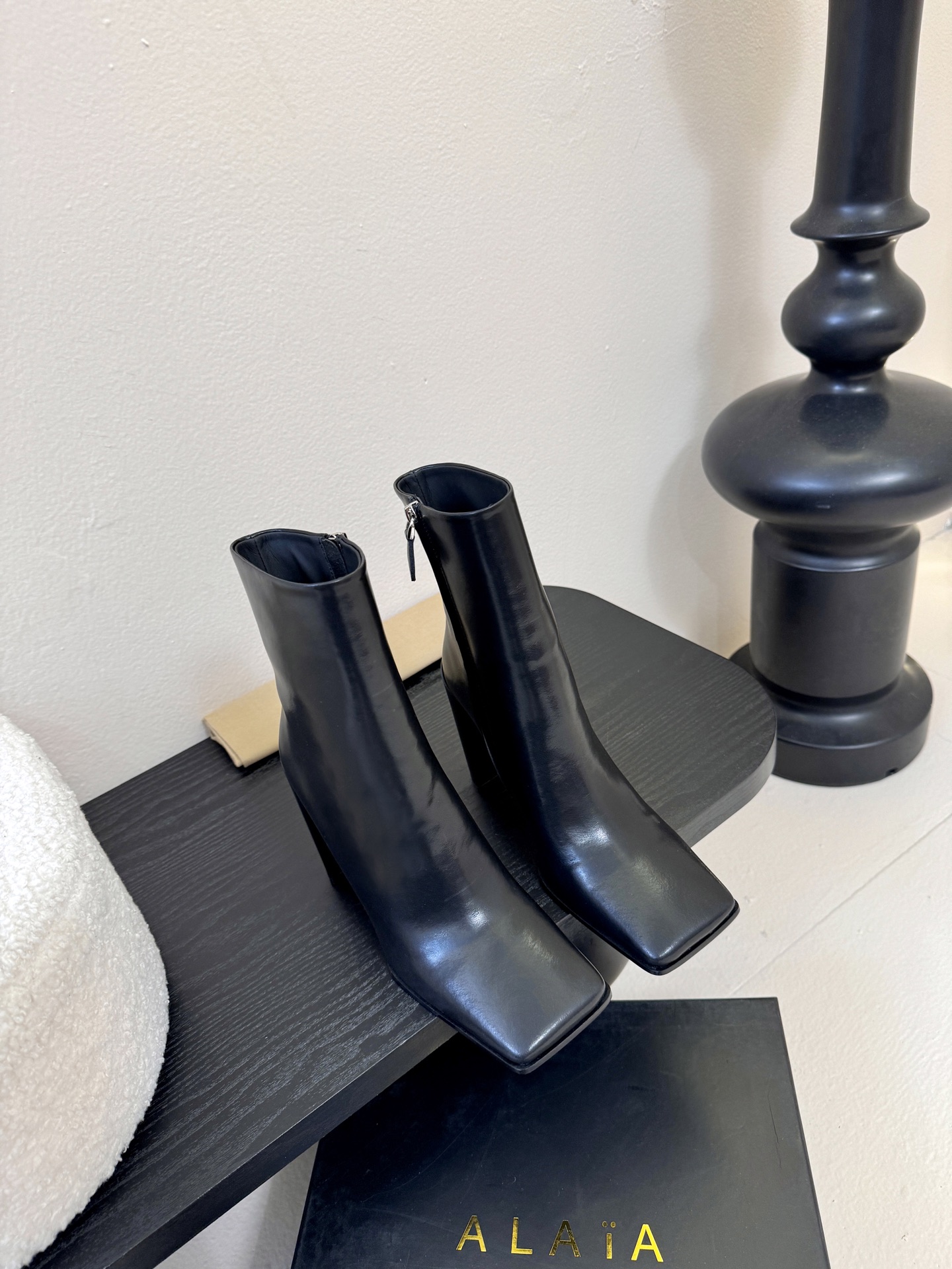 NO:559120,2025 Autumn and Winter New ALAIA Minimalist and fashionable side zipper thick heel square toe short boots high heel ankle boots. Fashionistas are looking for a pair of short boots that can combine comfort and style, and this pair is undoubtedly the best answer for this season!  The classic square toe design breaks the tightness of the traditional last shape and gives the toes room to stretch freely, adding a touch of toughness and sophistication to the overall look. Whether worn with skirts or trousers, it can easily enhance the fashion. The thick heel design is a stroke of genius. The height is just right. It not only adds a sense of straightness to the body, but also ensures stability and comfort when walking. Even if worn for a long time, it is not easy to get tired. Whether you are walking through the bustling urban streets or rushing to important business occasions, it can become your most effective fashion partner.  In terms of dressing, these short boots can be called a 'universal match'. Paired with simple straight jeans, it is a casual American style. Combined with a knitted dress, it is a gentle and elegant French style. It can easily handle various occasions and become the finishing touch of autumn and winter wear. The upper is cowhide, the lining is cowhide, and the sole is Italian genuine leather.   Size 35-39 (40.41 custom-made, non-refundable), boots, alaia, boots, skirts, jeans, cowhide, Leather soles198609092025秋冬新款 ALAIA阿莱亚 极简风时髦精侧拉链粗跟方头短靴高跟及踝靴. 时尚达人都在寻觅一双能兼顾舒适与风格的短靴 而这双无疑是这个季节的最佳答案！ 经典方头设计打破传统楦型的局促 给予脚趾自由舒展的空间,为整体造型增添了一抹硬朗与精致 无论搭配裙装还是裤装 都能轻松提升时尚度 .粗跟的设计堪称神来之笔 高度恰到好处 既为身姿增添挺拔感 又确保行走时的稳健与舒适,即使长时间穿着也不易疲惫 无论是穿梭在熙熙攘攘的都市街道 还是奔赴重要的商务场合 它都能成为你最得力的时尚伙伴 在穿搭上 这双短靴堪称“万能搭子” 搭配简约的直筒牛仔裤 就是休闲的美式风格 与针织连衣裙组合 则是温柔优雅的法式风情 轻松驾驭各种场合 成为秋冬穿搭的点睛之笔. 鞋面牛皮 内里垫脚牛皮 鞋底意大利真皮大底 码数35-39（40.41定做不退换）,靴子,alaia,boots,skirts,jeans,cowhide,Leather soles,Women's Shoes