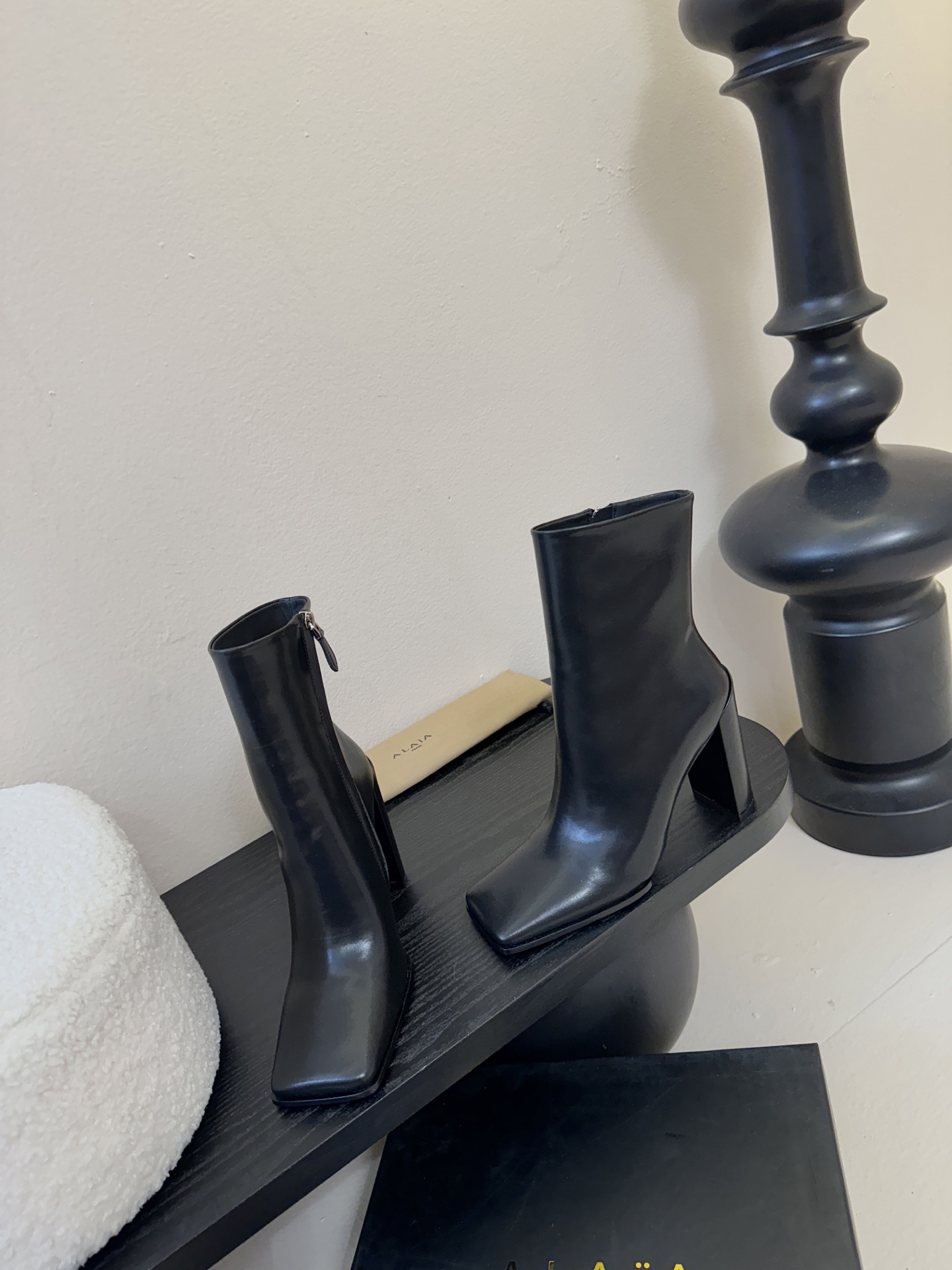 2025秋冬新款 ALAIA阿莱亚 极简风时髦精侧拉链粗跟方头短靴高跟及踝靴.时尚达人都在寻觅一双能兼顾