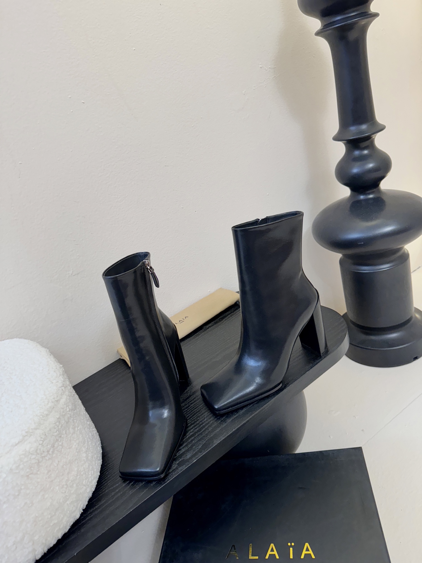 2025秋冬新款 ALAIA阿莱亚 极简风时髦精侧拉链粗跟方头短靴高跟及踝靴.时尚达人都在寻觅一双能兼顾