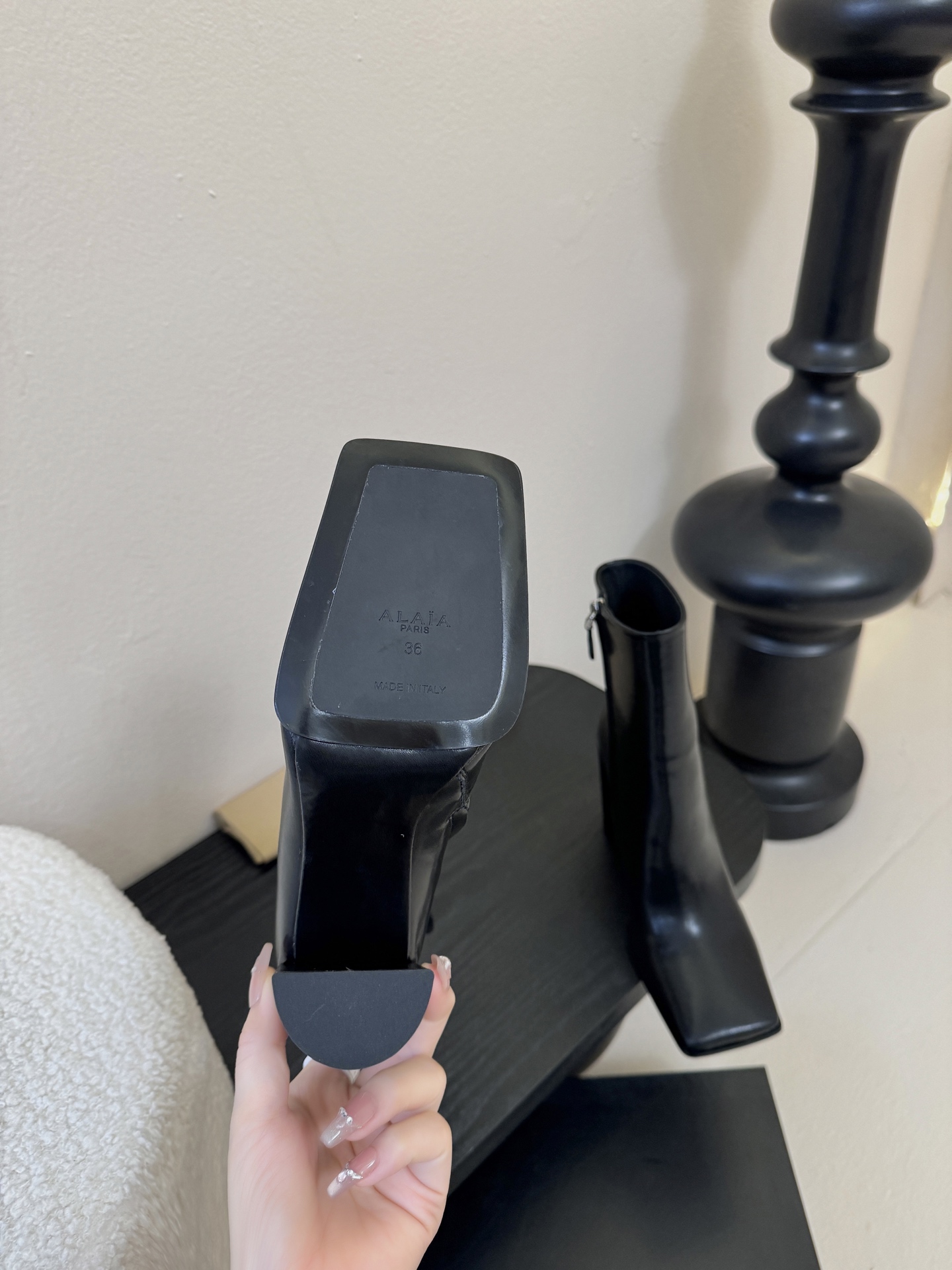 2025秋冬新款 ALAIA阿莱亚 极简风时髦精侧拉链粗跟方头短靴高跟及踝靴.时尚达人都在寻觅一双能兼顾