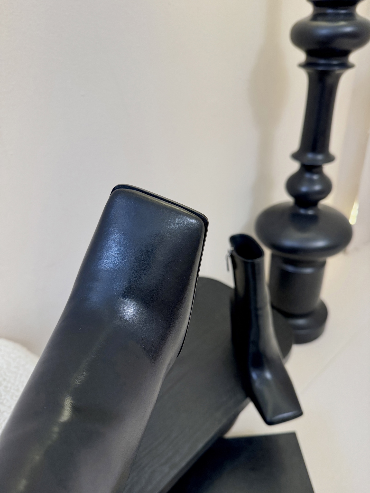 2025秋冬新款 ALAIA阿莱亚 极简风时髦精侧拉链粗跟方头短靴高跟及踝靴.时尚达人都在寻觅一双能兼顾