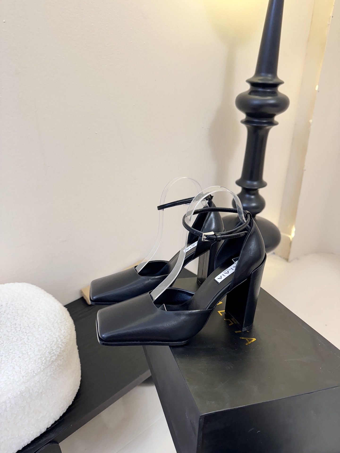 Alaia 阿莱亚25ss 秋冬简易时髦精粗跟方头单鞋凉鞋！时尚达人都在寻觅一双能兼顾舒适与风格的单鞋 