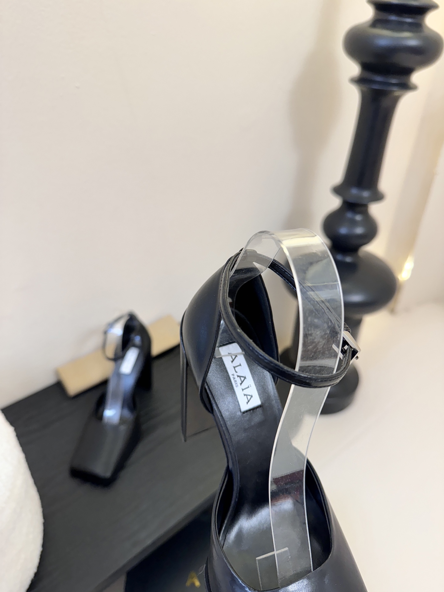 Alaia 阿莱亚25ss 秋冬简易时髦精粗跟方头单鞋凉鞋！时尚达人都在寻觅一双能兼顾舒适与风格的单鞋 