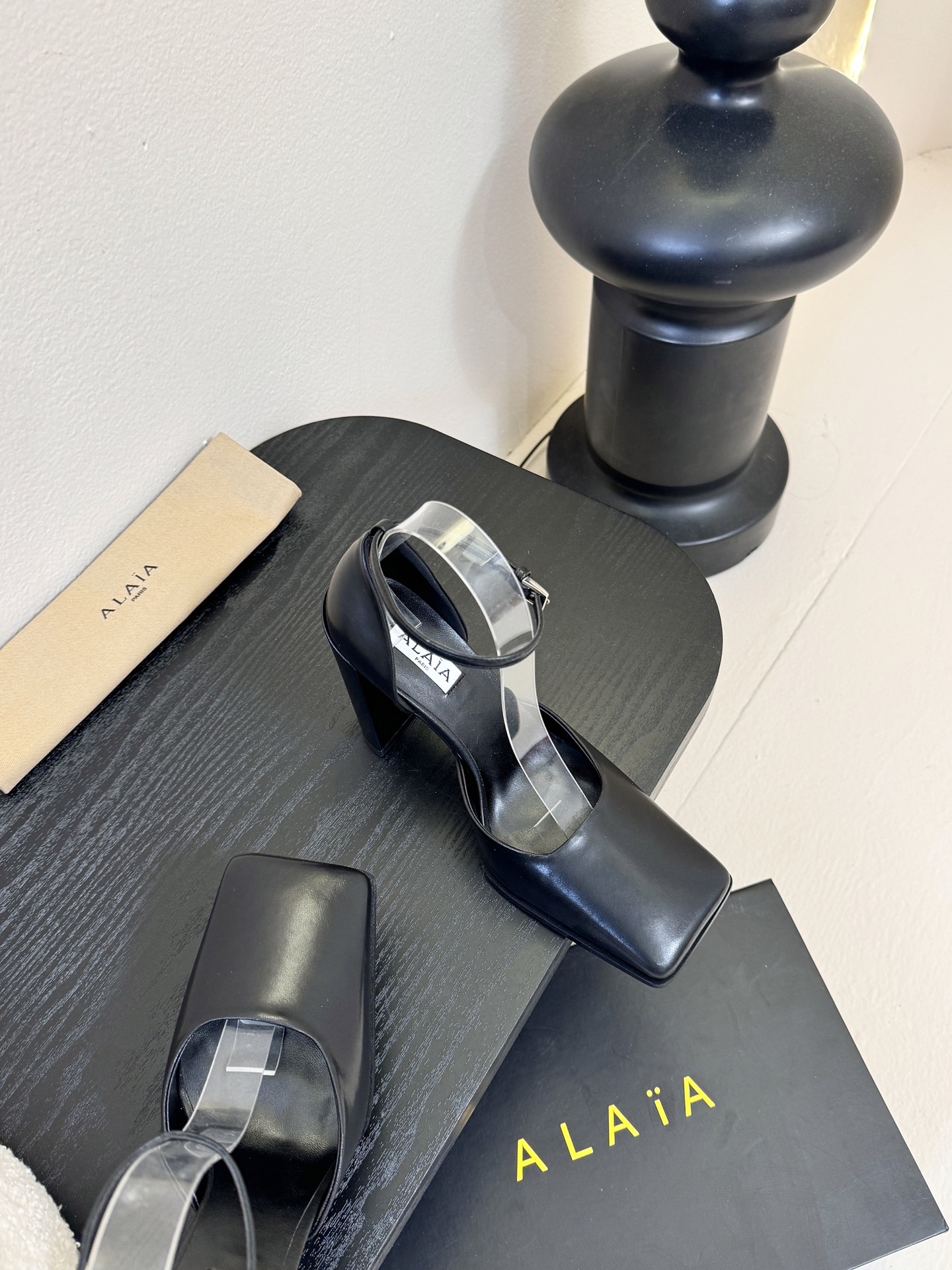 Alaia 阿莱亚25ss 秋冬简易时髦精粗跟方头单鞋凉鞋！时尚达人都在寻觅一双能兼顾舒适与风格的单鞋 