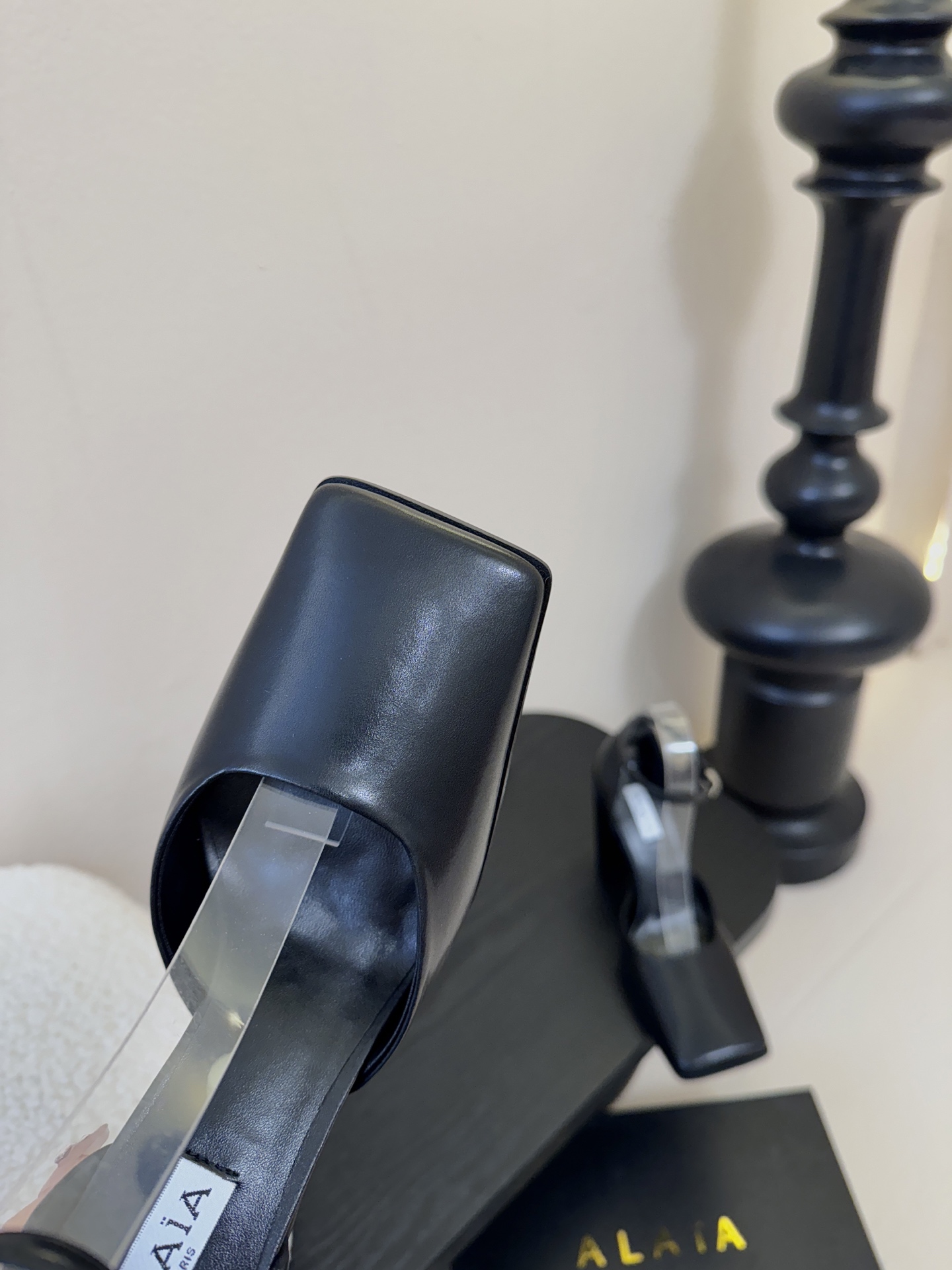 Alaia 阿莱亚25ss 秋冬简易时髦精粗跟方头单鞋凉鞋！时尚达人都在寻觅一双能兼顾舒适与风格的单鞋 