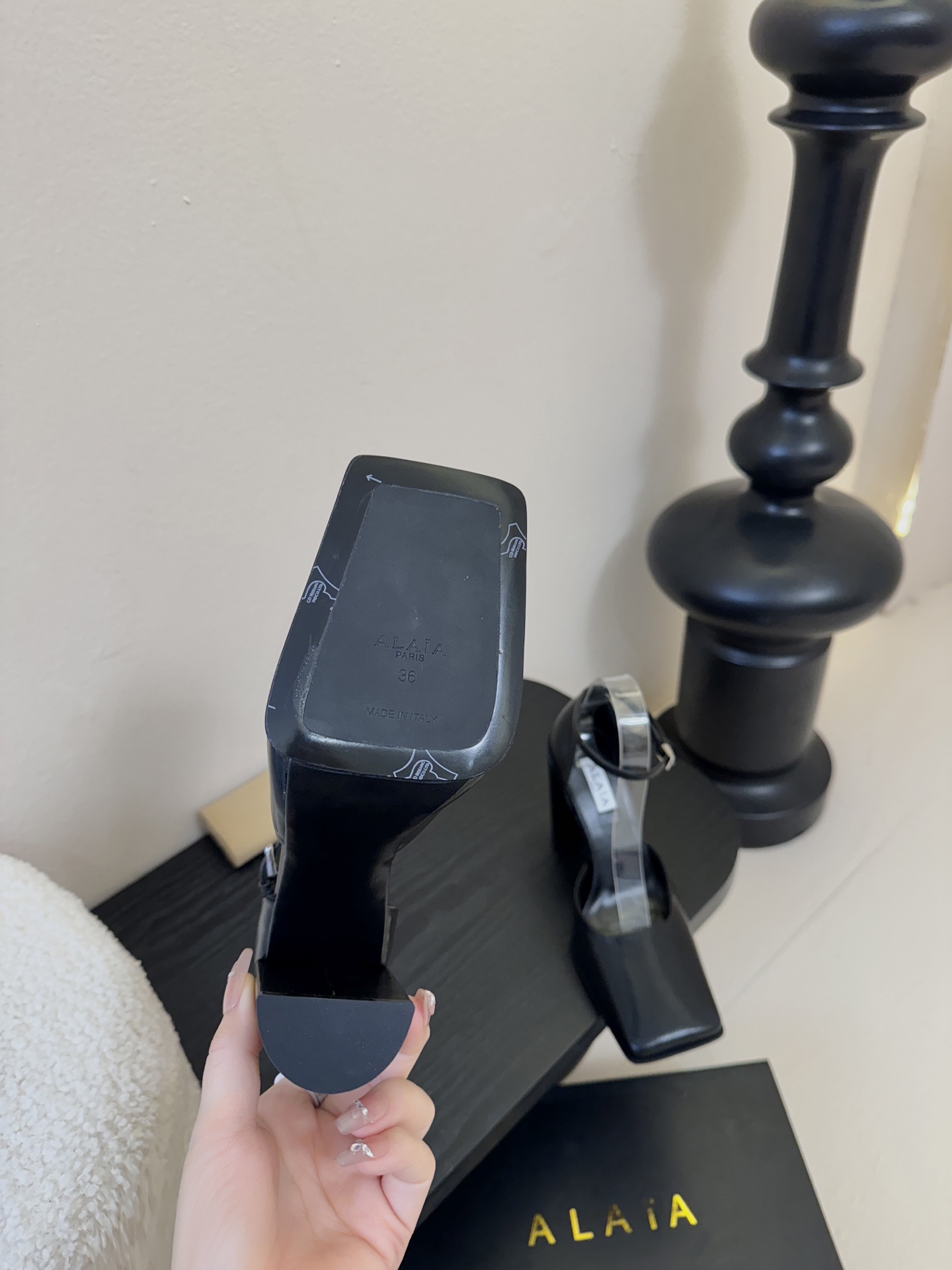 Alaia 阿莱亚25ss 秋冬简易时髦精粗跟方头单鞋凉鞋！时尚达人都在寻觅一双能兼顾舒适与风格的单鞋 