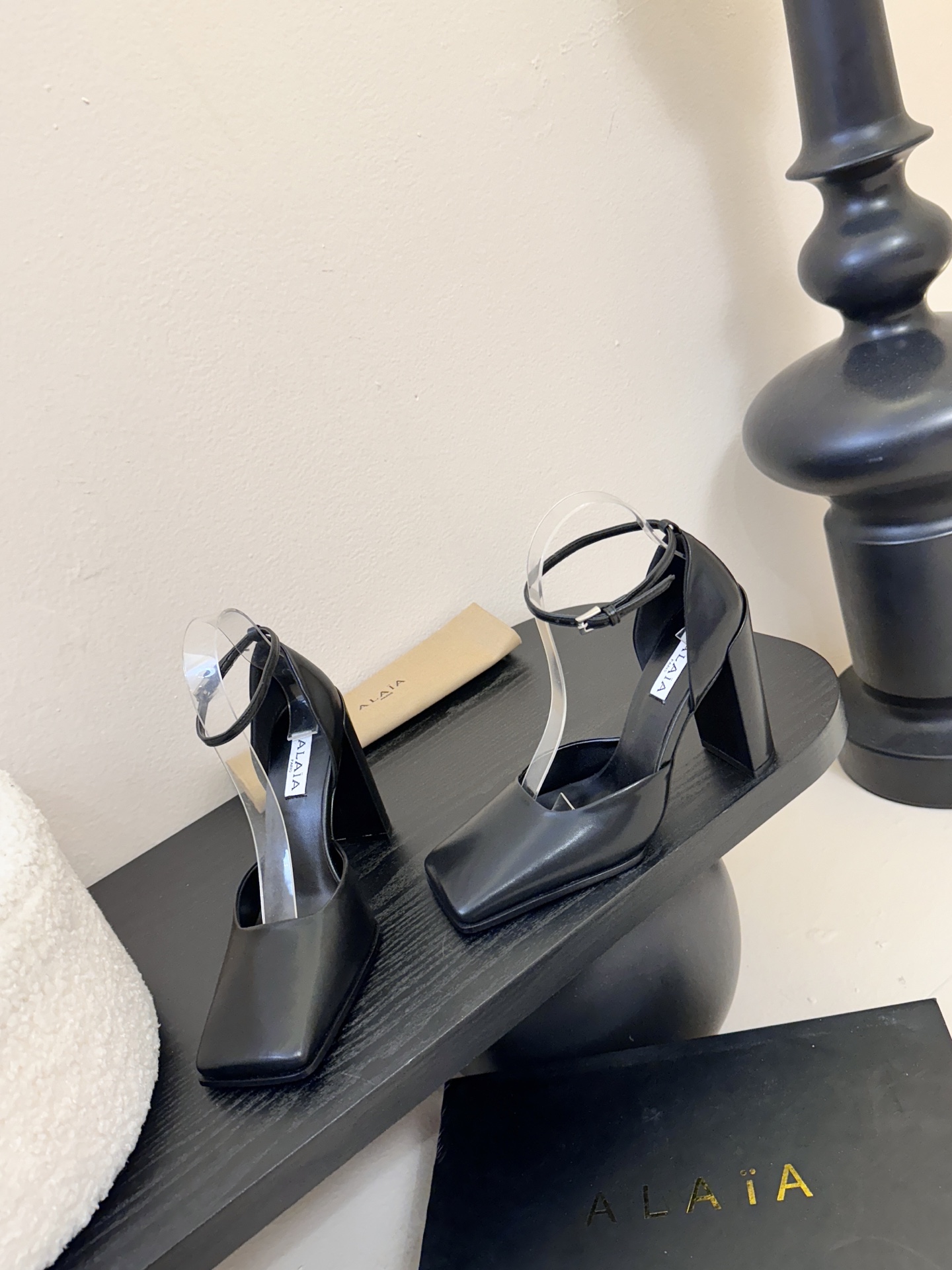 Alaia 阿莱亚25ss 秋冬简易时髦精粗跟方头单鞋凉鞋！时尚达人都在寻觅一双能兼顾舒适与风格的单鞋 