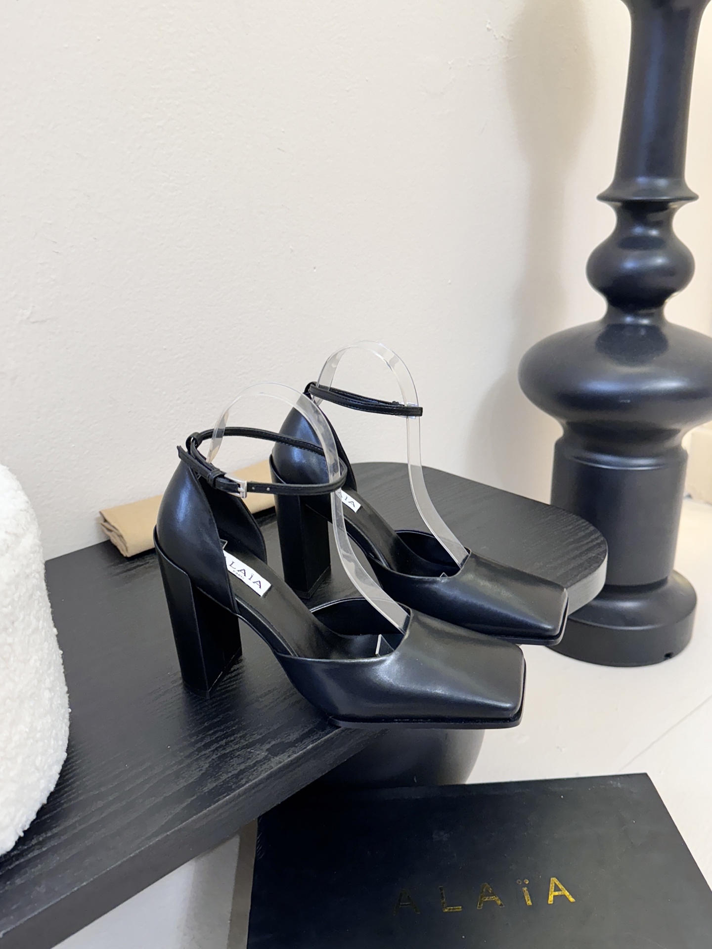 Alaia 阿莱亚25ss 秋冬简易时髦精粗跟方头单鞋凉鞋！时尚达人都在寻觅一双能兼顾舒适与风格的单鞋 