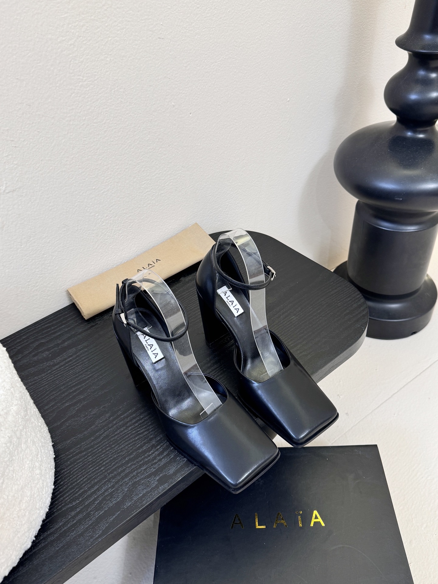 Alaia 阿莱亚25ss 秋冬简易时髦精粗跟方头单鞋凉鞋！时尚达人都在寻觅一双能兼顾舒适与风格的单鞋 