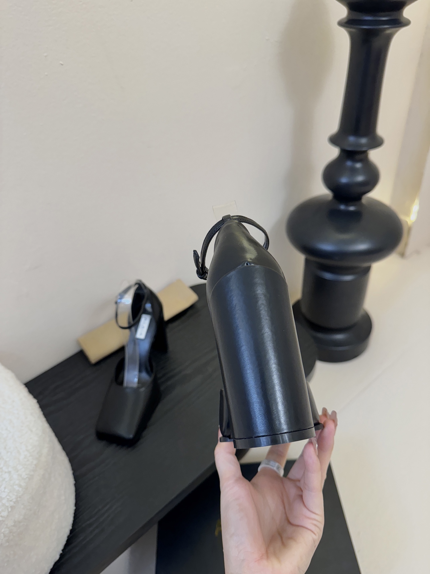 Alaia 阿莱亚25ss 秋冬简易时髦精粗跟方头单鞋凉鞋！时尚达人都在寻觅一双能兼顾舒适与风格的单鞋 