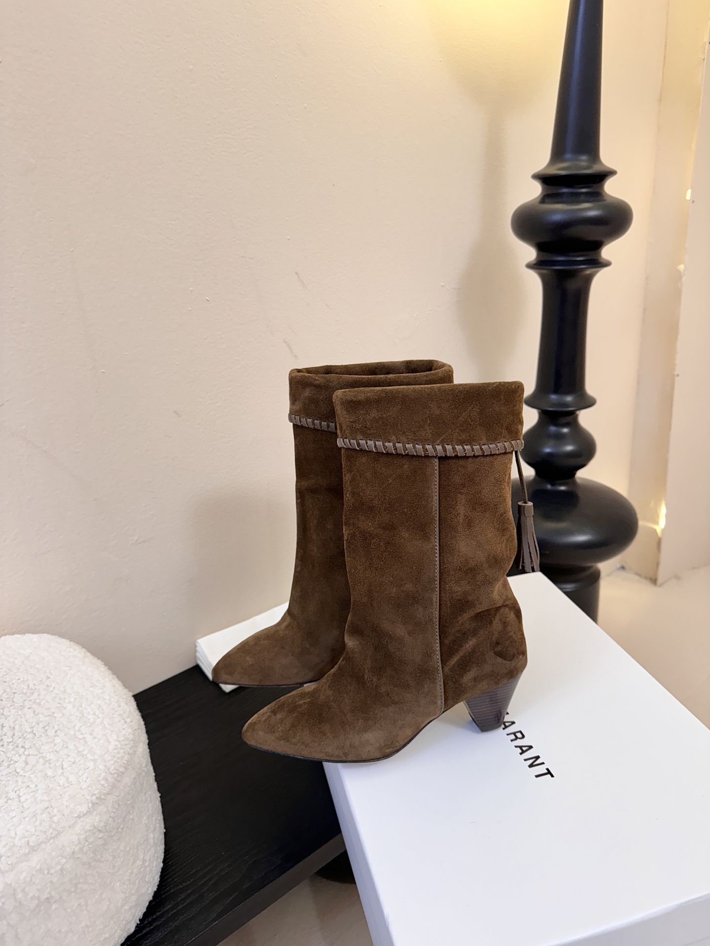 Isabel Maran* 25ss秋冬短靴难得让我眼前一亮的小靴子 一上脚就被它的质感征服了 褶皱设计