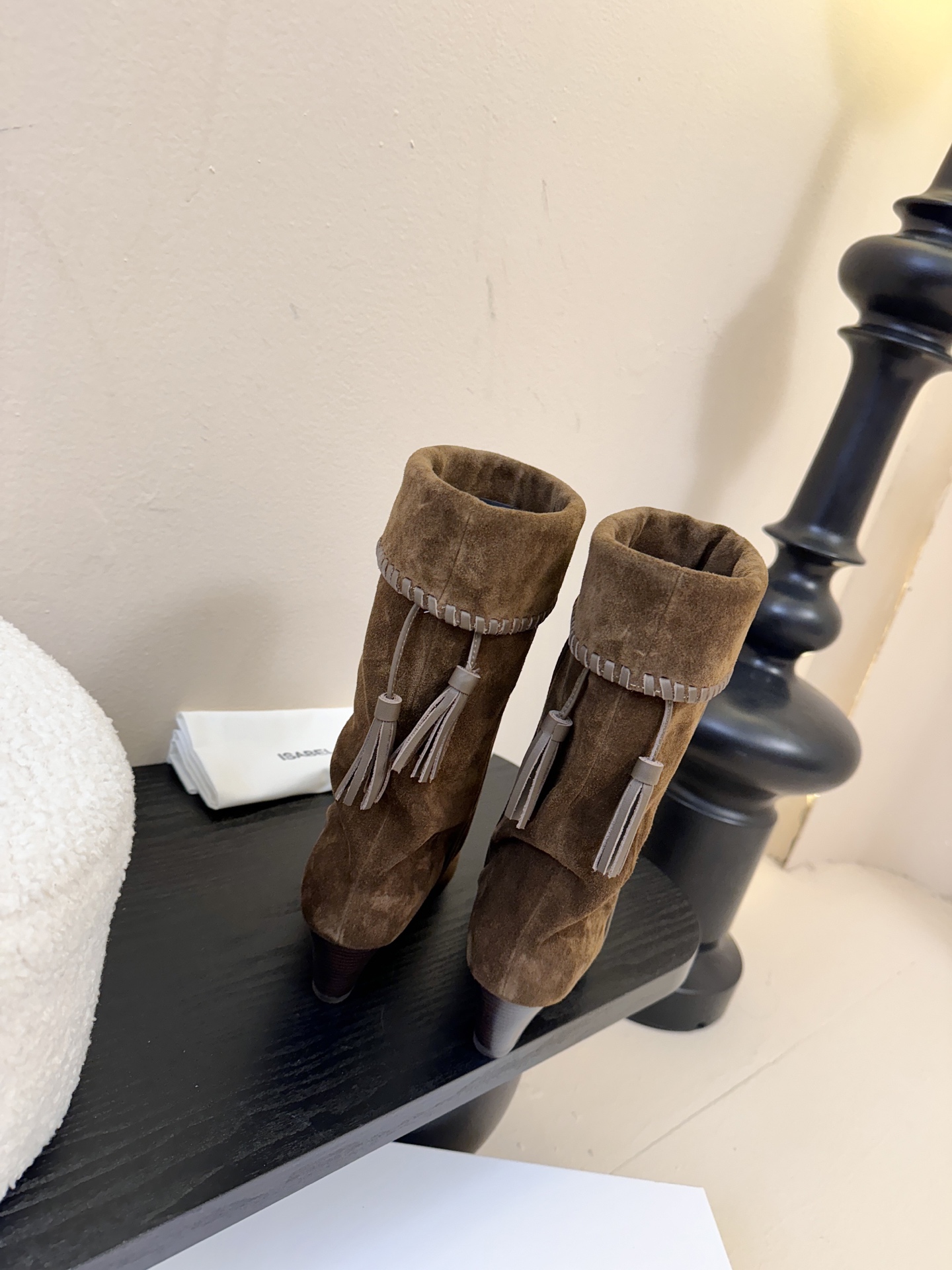 Isabel Maran* 25ss秋冬短靴难得让我眼前一亮的小靴子 一上脚就被它的质感征服了 褶皱设计