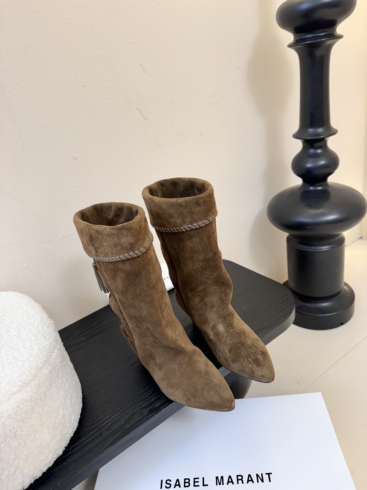 Isabel Maran* 25ss秋冬短靴难得让我眼前一亮的小靴子 一上脚就被它的质感征服了 褶皱设计