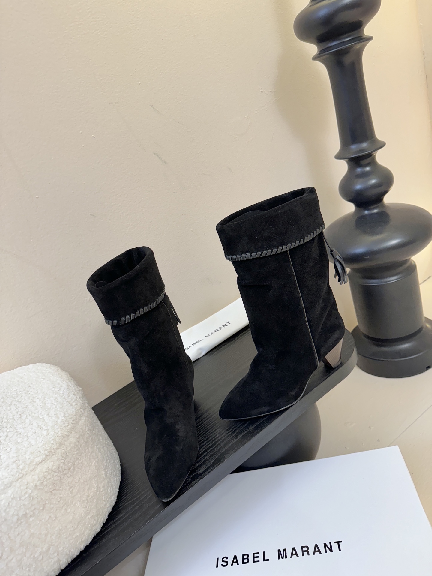 Isabel Maran* 25ss秋冬短靴难得让我眼前一亮的小靴子 一上脚就被它的质感征服了 褶皱设计