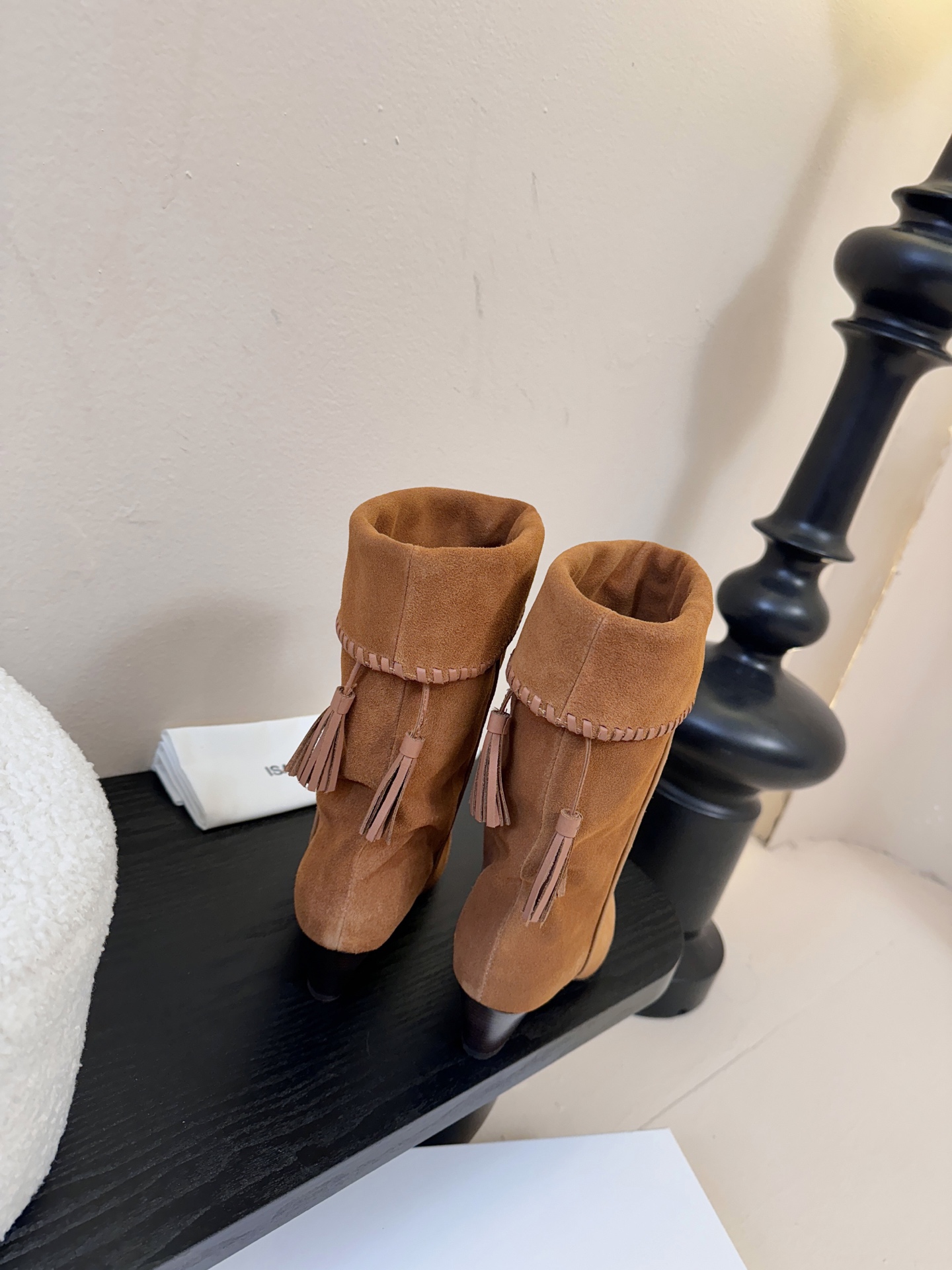 Isabel Maran* 25ss秋冬短靴难得让我眼前一亮的小靴子 一上脚就被它的质感征服了 褶皱设计