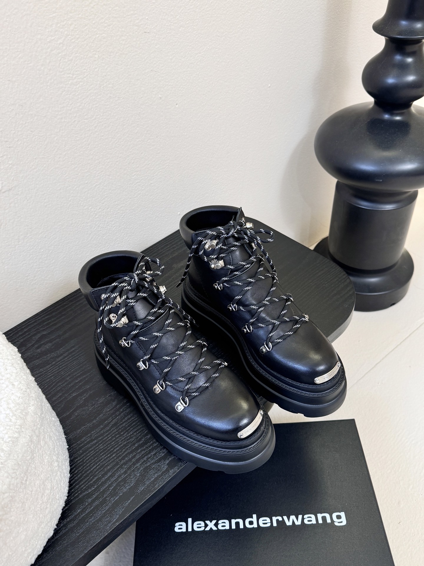 Alexander Wang 大王25ss新款 系带 厚底 短靴 马丁靴大王这双厚底短靴 绝对是腿精必备