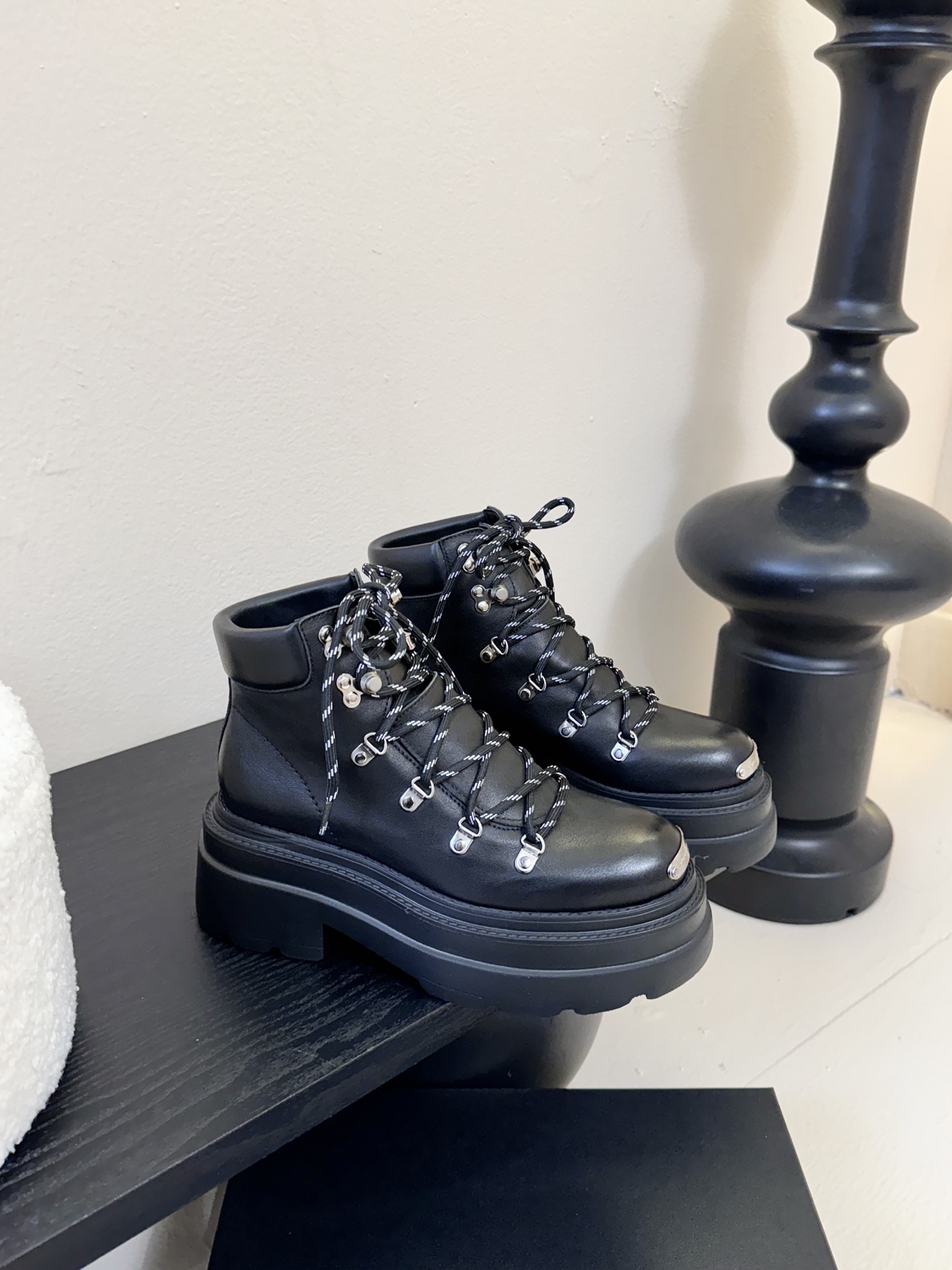 Alexander Wang 大王25ss新款 系带 厚底 短靴 马丁靴大王这双厚底短靴 绝对是腿精必备