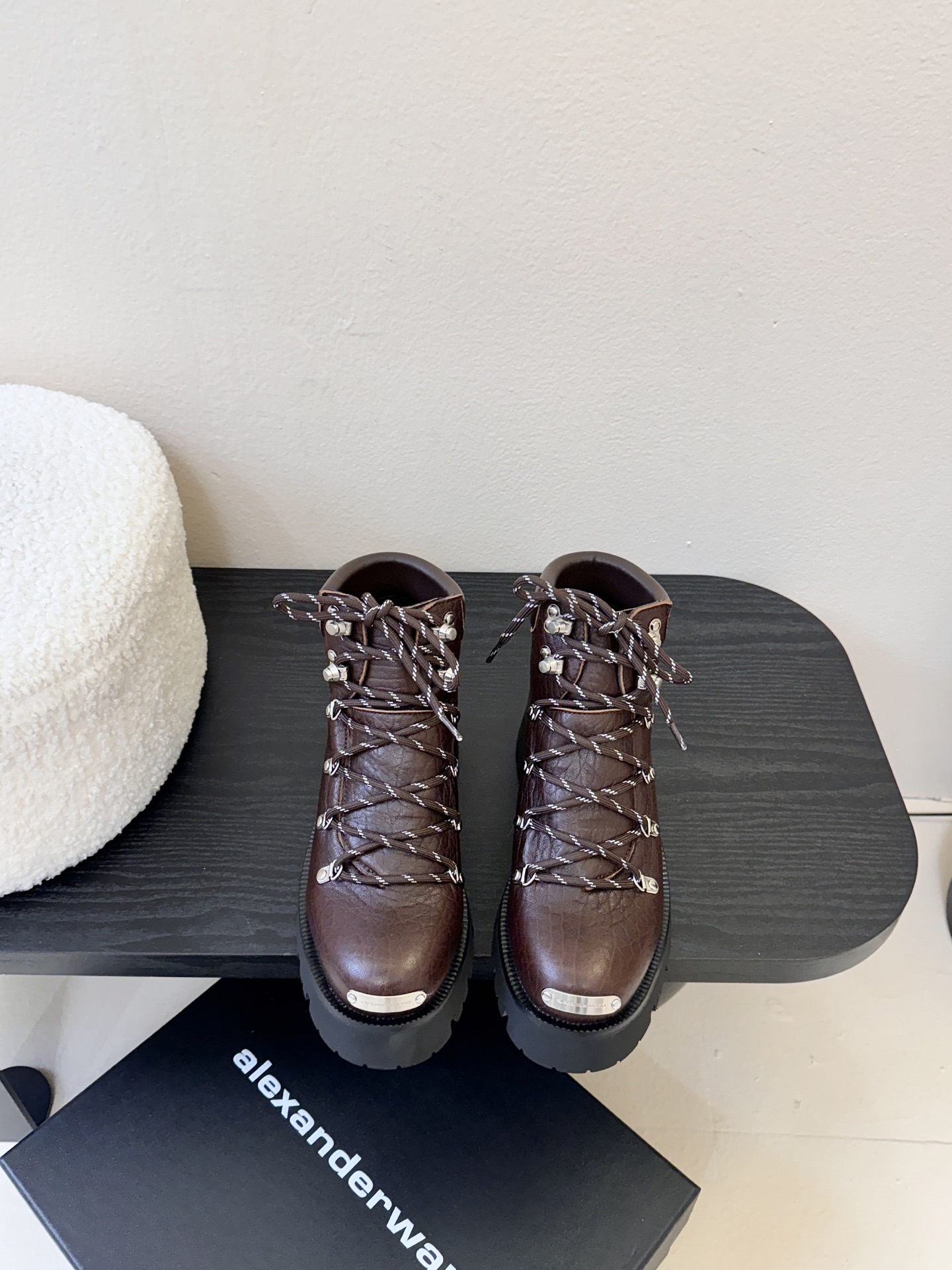 NO:559112,Alexander Wang 25ss new style lace-up thick-soled short boots Martin boots King's thick-soled short boots are definitely a must-have for leg muscles. They make you look taller and slimmer. The black classic and versatile king~~ The leather surface is matched with a laser logo, the strap design and the 7cm thick sole make it easy to have long legs!  Original cowhide upper, sheepskin lining, original rubber outsole, sole thickness 7cm, Size#35-39 (4041 custom-made, non-refundable), boots, alexander wang, boots, cowhide, sheepskin19860909Alexander Wang 大王25ss新款 系带 厚底 短靴 马丁靴 大王这双厚底短靴 绝对是腿精必备神器 显高显瘦,黑色经典百搭王~~ 皮面搭配激光Logo,绑带设计加上7cm厚底轻松拥有大长腿！ 鞋面原版牛皮 内里羊皮 鞋底原版橡胶大底 底厚7cm Size#35-39 (4041定做不退换）,靴子,alexander wang,boots,cowhide,sheepskin,Women's Shoes