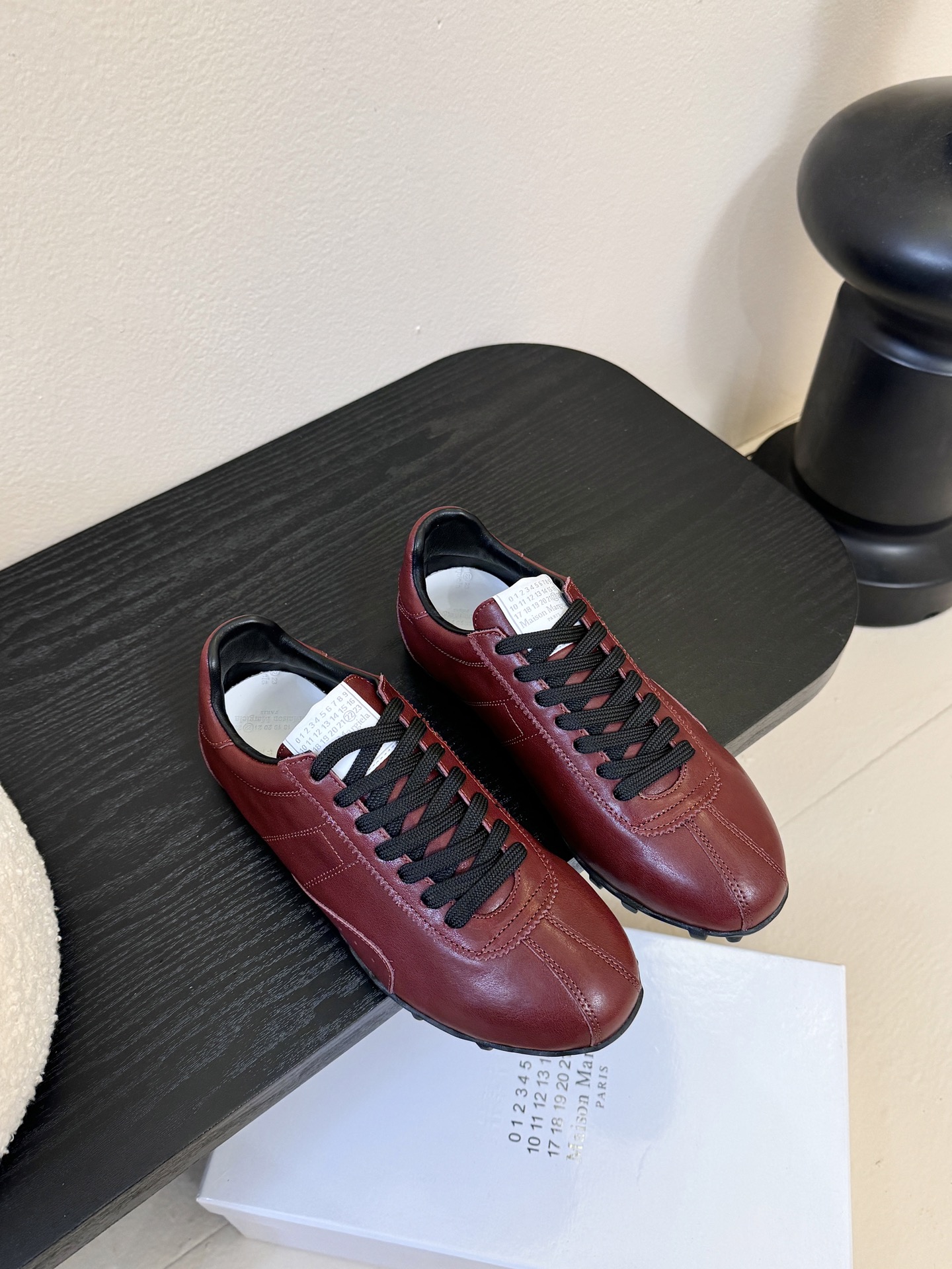 NO:559131,Maison Margiela 2025 Autumn and Winter Series Forrest Gump moral training shoes for couples! The outline of the new Sprinters sneakers is made of distressed vegetable soft cowhide, inspired by retro running shoes. Through distressing, stitching, splicing and other processes, the single product is given new life and beauty. The tongue is decorated with classic number logos, with non-slip spike soles, and the tail is decorated with the iconic white stitching logo, full of craftsmanship. Fabric: cowhide Original rubber outsole  Size: 35-39 40-44 (40 for women and 45 for men, customized), casual shoes/sports shoes, masion margiela, sneakers, cowhide19860909Maison Margiela 马吉拉2025秋冬系列情侣款阿甘鞋德训鞋! 新款Sprinters运动鞋轮廓采用做旧植柔牛皮制成,灵感来源于复古跑鞋.通过做旧、缝线、拼接等工艺,赋予单品新的生命和美感.舌头饰有经典的数字标志,搭配有防滑的钉状鞋底,鞋尾饰有标志性的白色缝线logo,充满工艺感. 面料:牛皮 原版橡胶大底 码数:35-39 40-44(女40男45定做),休闲鞋/运动鞋,masion margiela,sneakers,cowhide,Women's Shoes